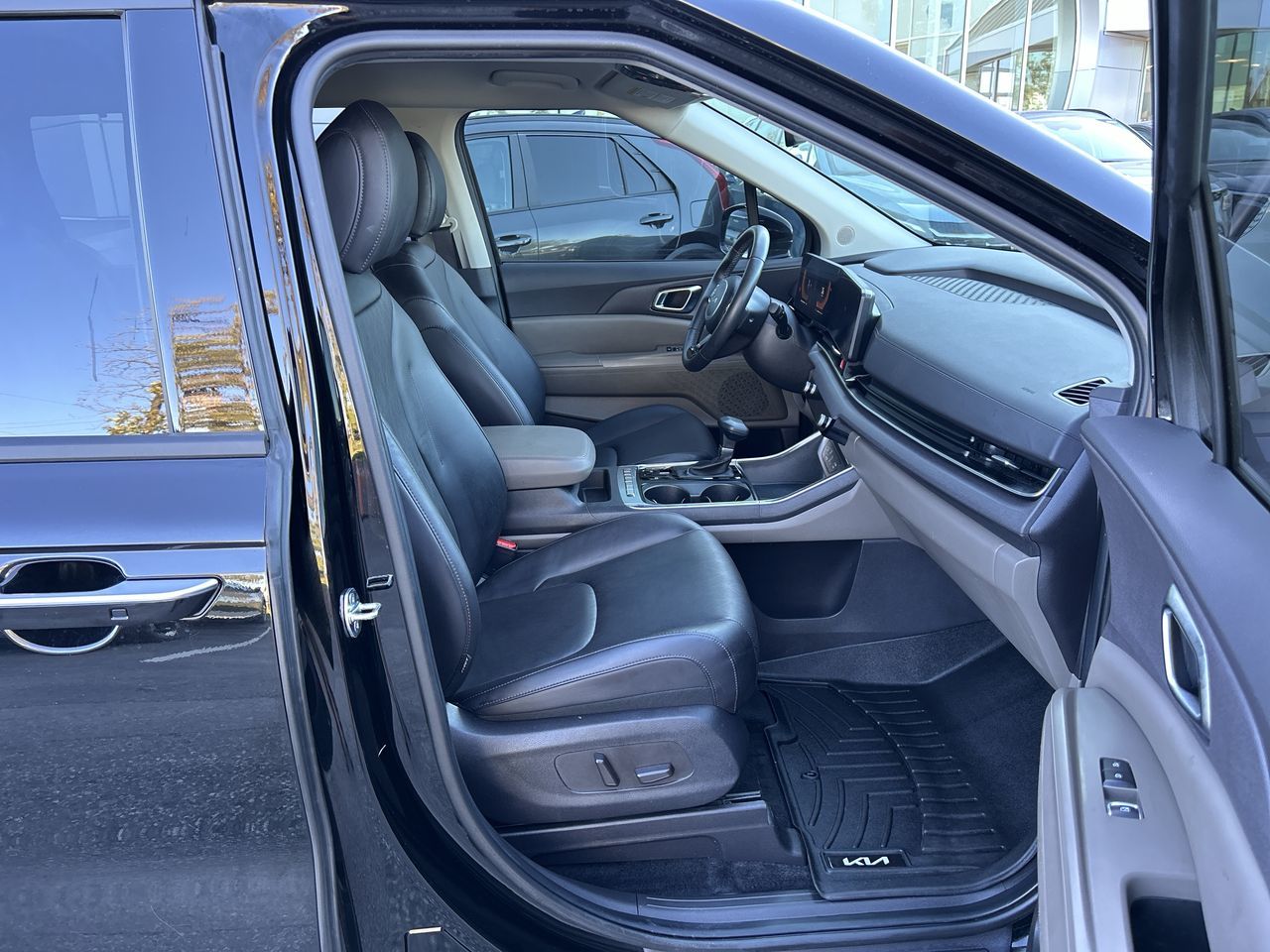 2025 Kia Carnival in Mississauga, Ontario