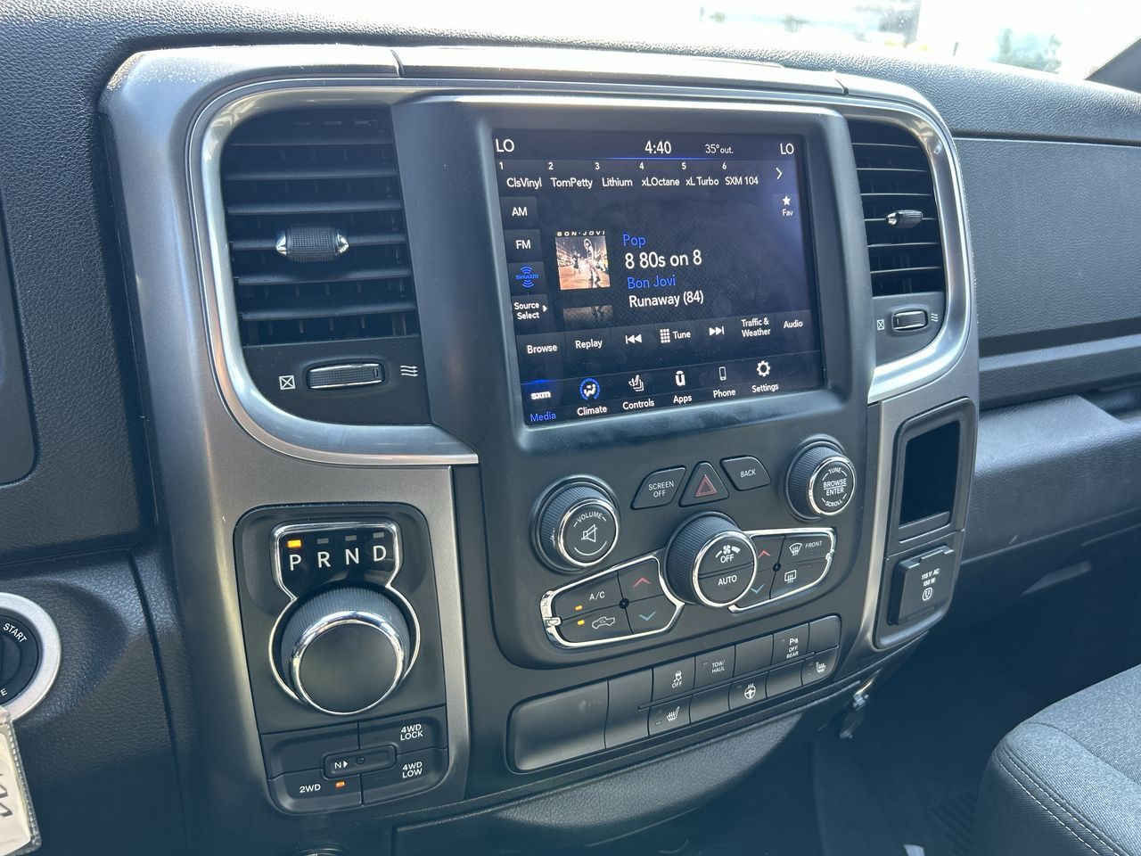 Ram RAM 1500 Classic Crew Cab 4x4 (DS)  2021 à Mississauga, Ontario