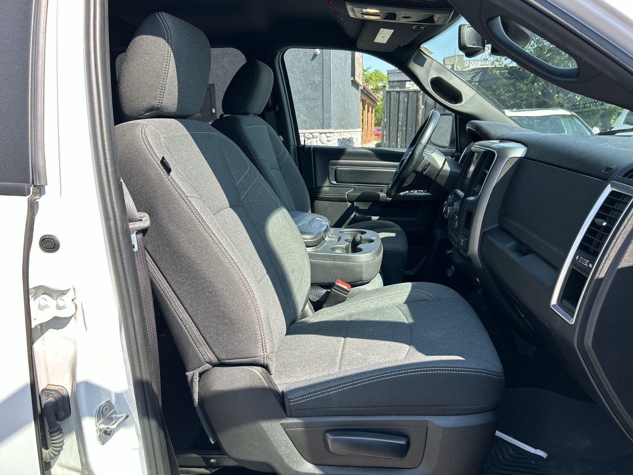 Ram RAM 1500 Classic Crew Cab 4x4 (DS)  2021 à Mississauga, Ontario