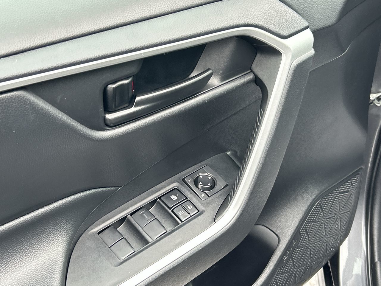 2022 Toyota RAV4 in Mississauga, Ontario