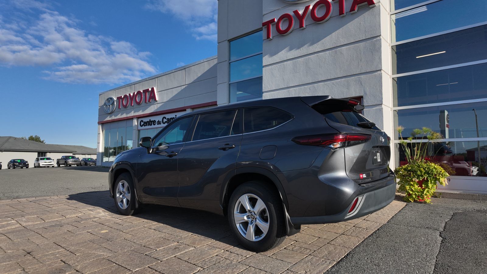Photo 2024 Toyota Highlander LE #5