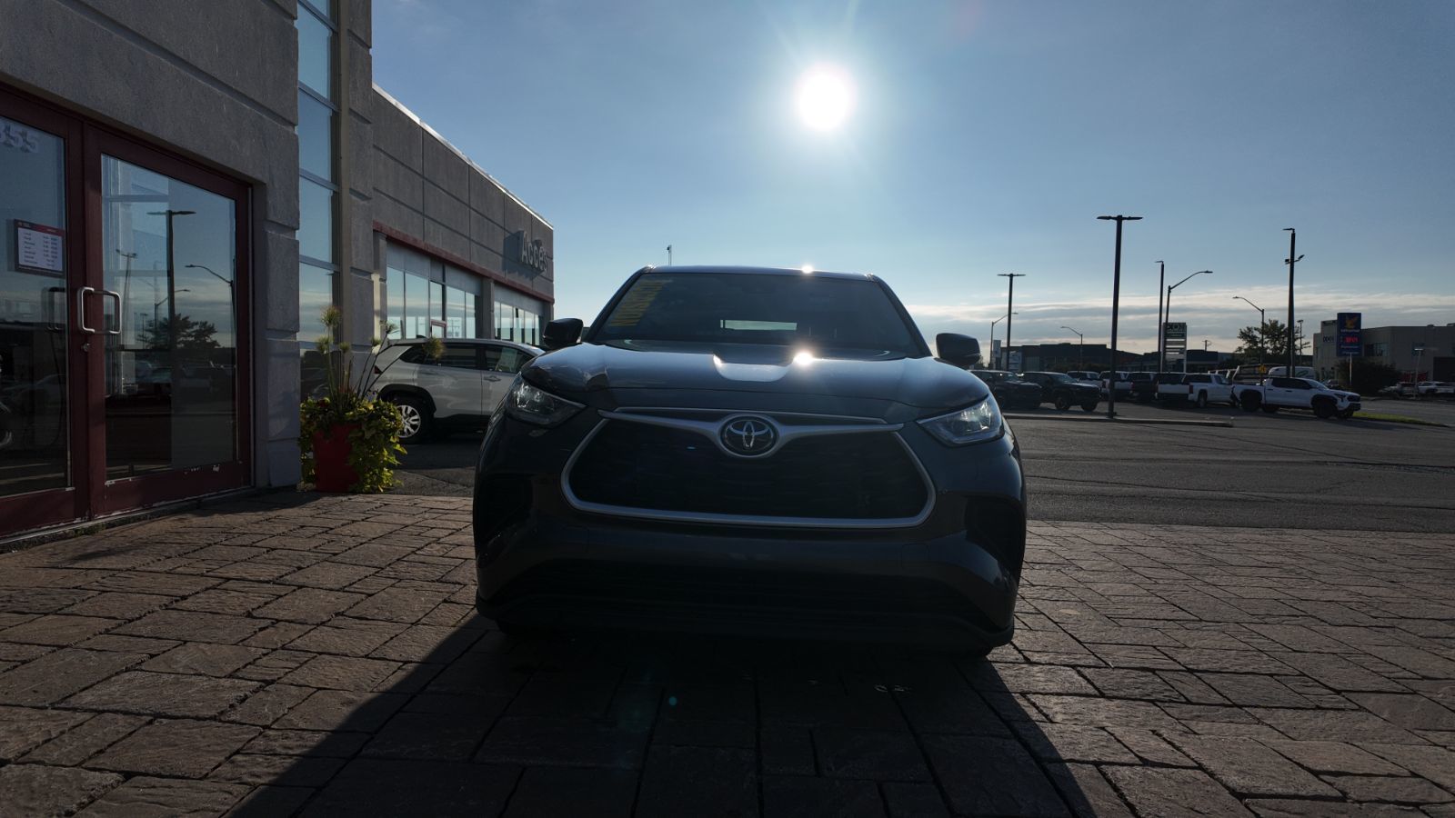 Photo 2024 Toyota Highlander LE #2