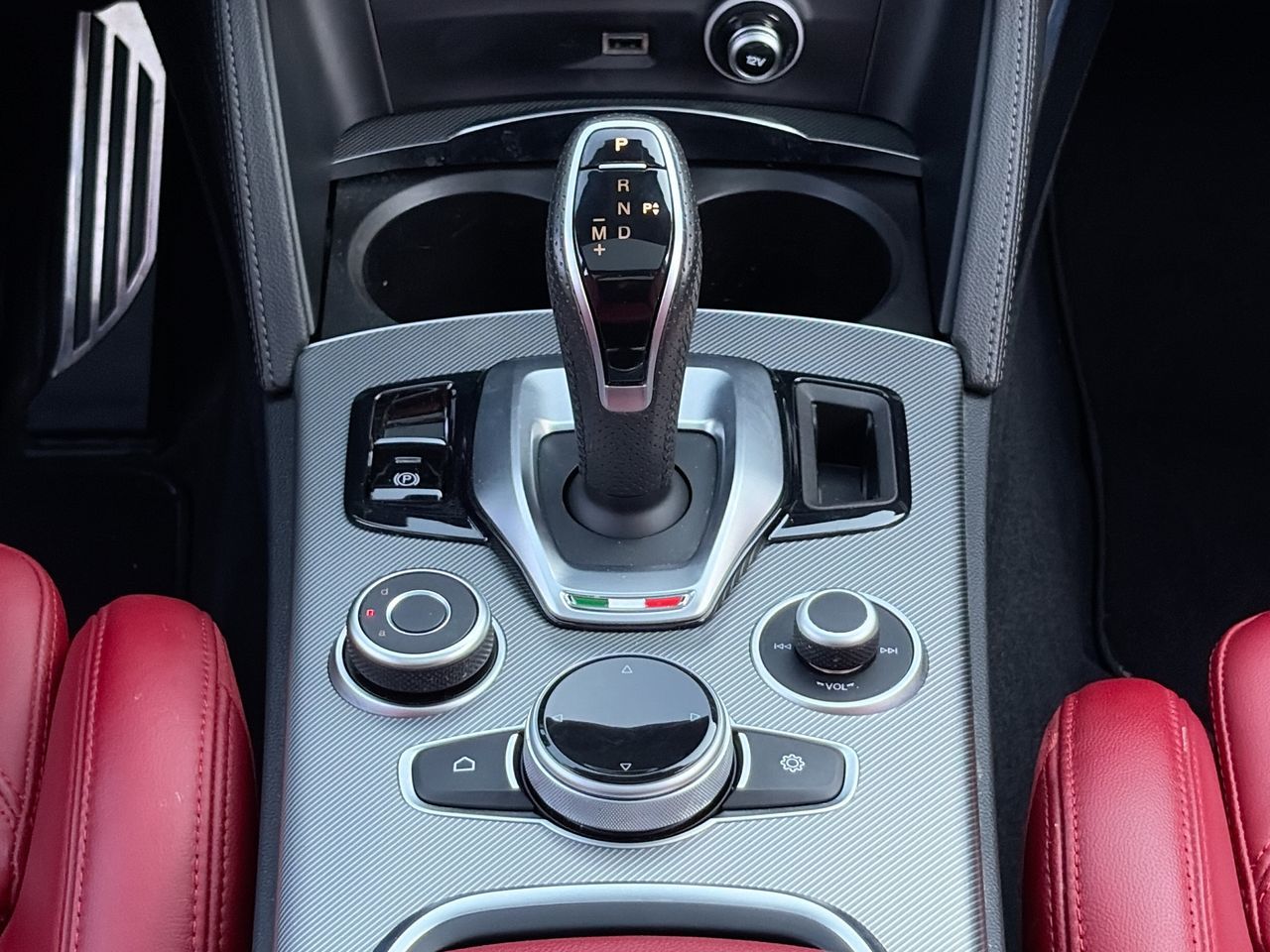 2022  Stelvio