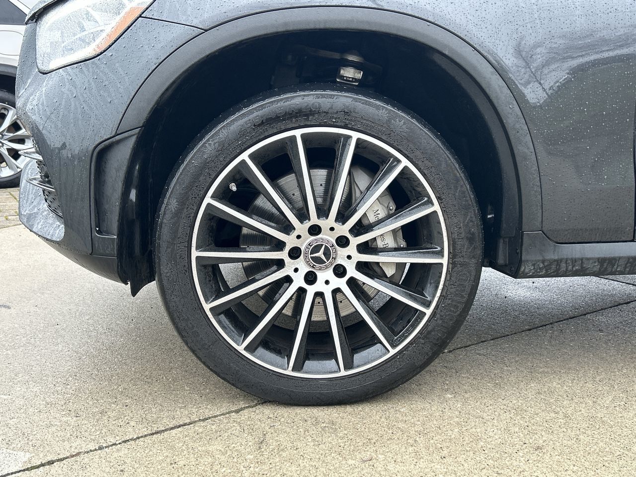 Mercedes-Benz GLC300  2023