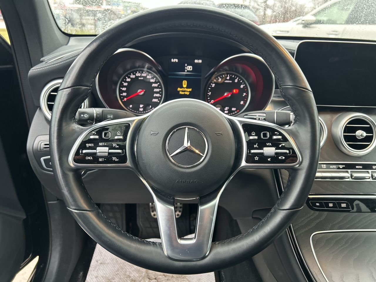 Mercedes-Benz GLC300  2023