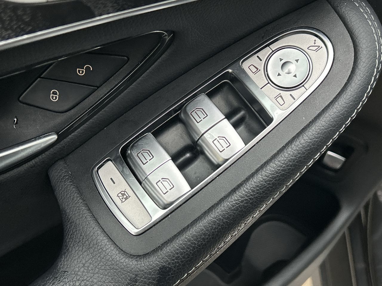 Mercedes-Benz GLC300  2023