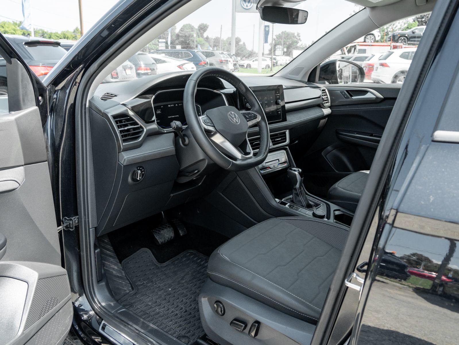 Photo 2025 Volkswagen Taos Comfortline Black Edition #7