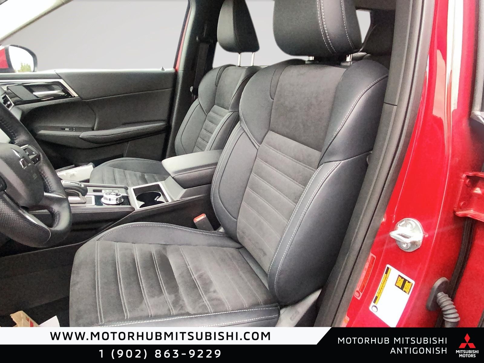 Photo 2024 Mitsubishi Outlander Plug-In Hybrid LE #7