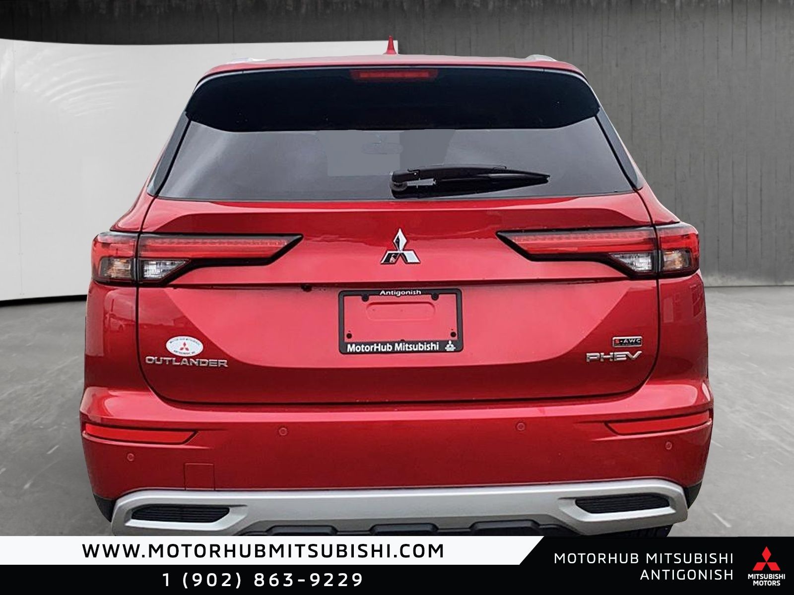 Photo 2024 Mitsubishi Outlander Plug-In Hybrid LE #3