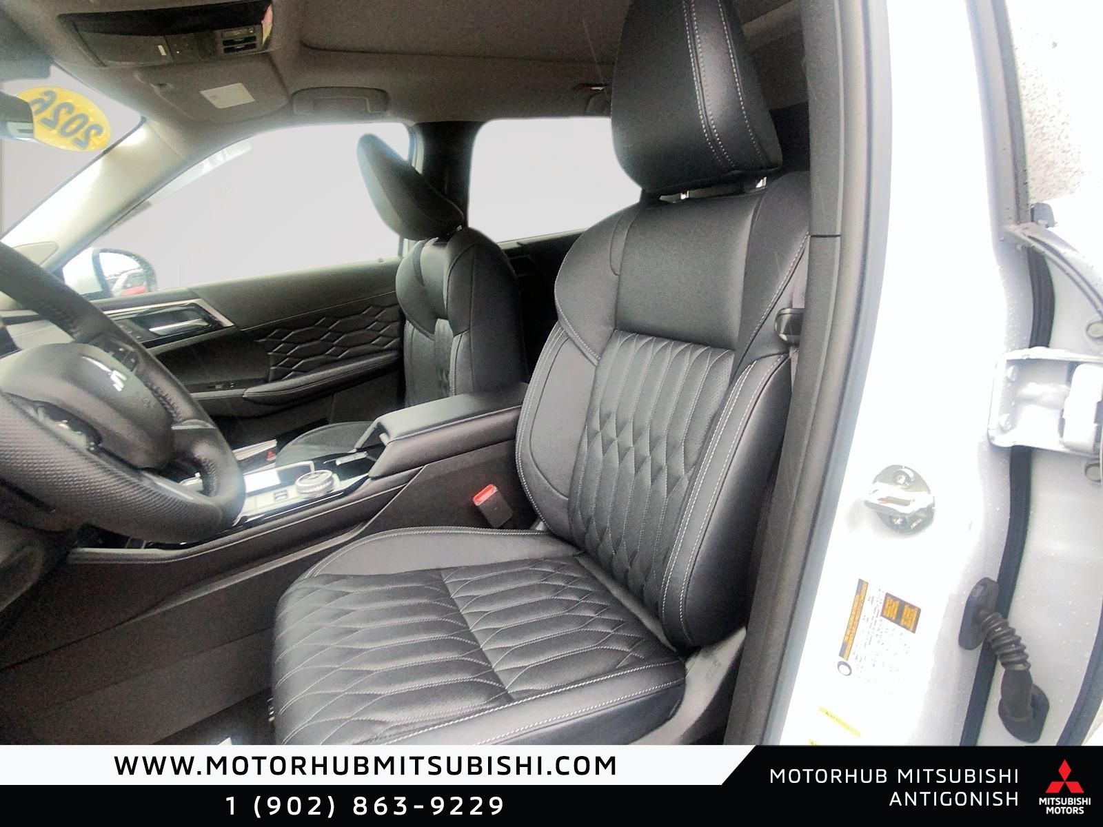 Photo Mitsubishi Outlander Plug-in Hybrid SEL S-AWC 2026 #8