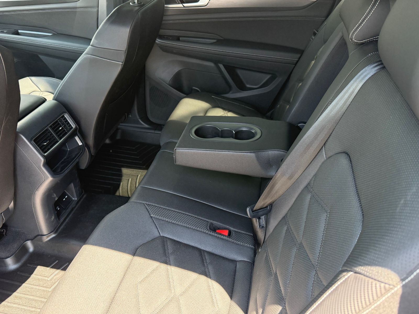 Photo Volkswagen Atlas Cross Sport Comfortline R-Line Black Edition 2025 #5
