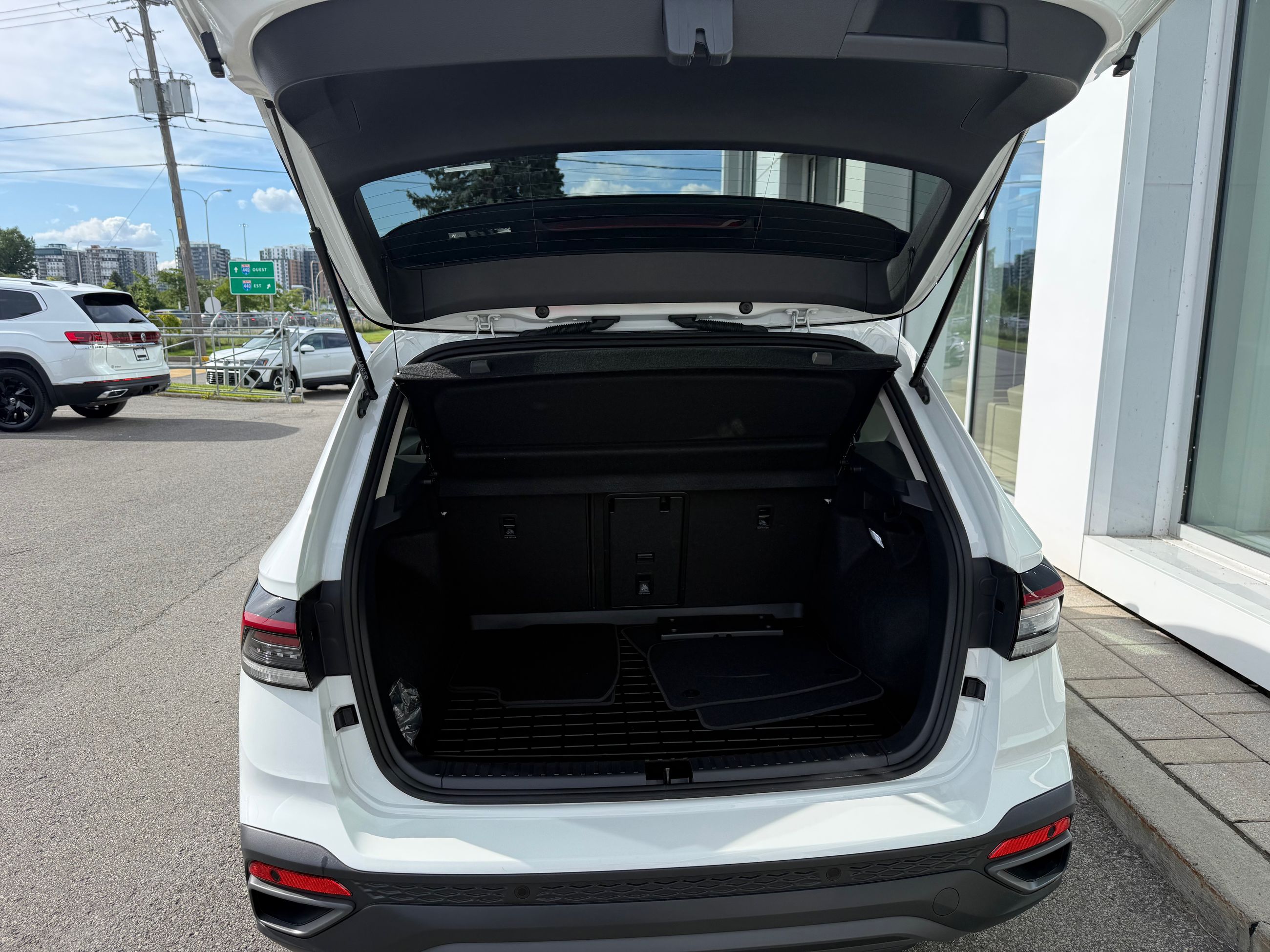Photo 2026 Volkswagen Taos Comfortline Black Edition 4MOTION #5