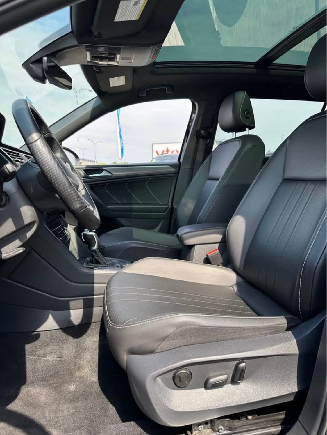 Photo 2022 Volkswagen Tiguan Comfortline R-Line Black Edition #5