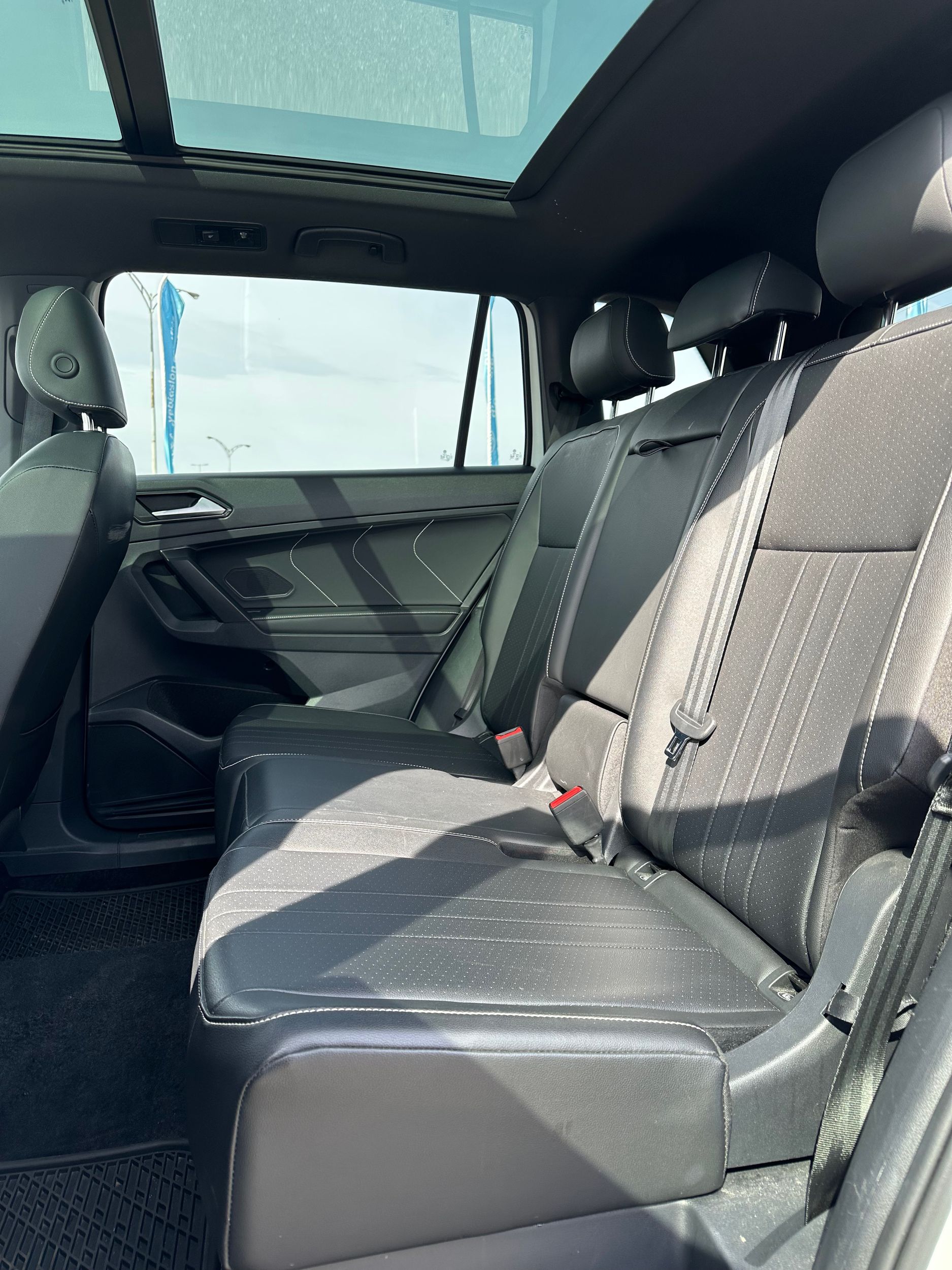 Photo 2023 Volkswagen Tiguan Comfortline R-Line Black Edition #8