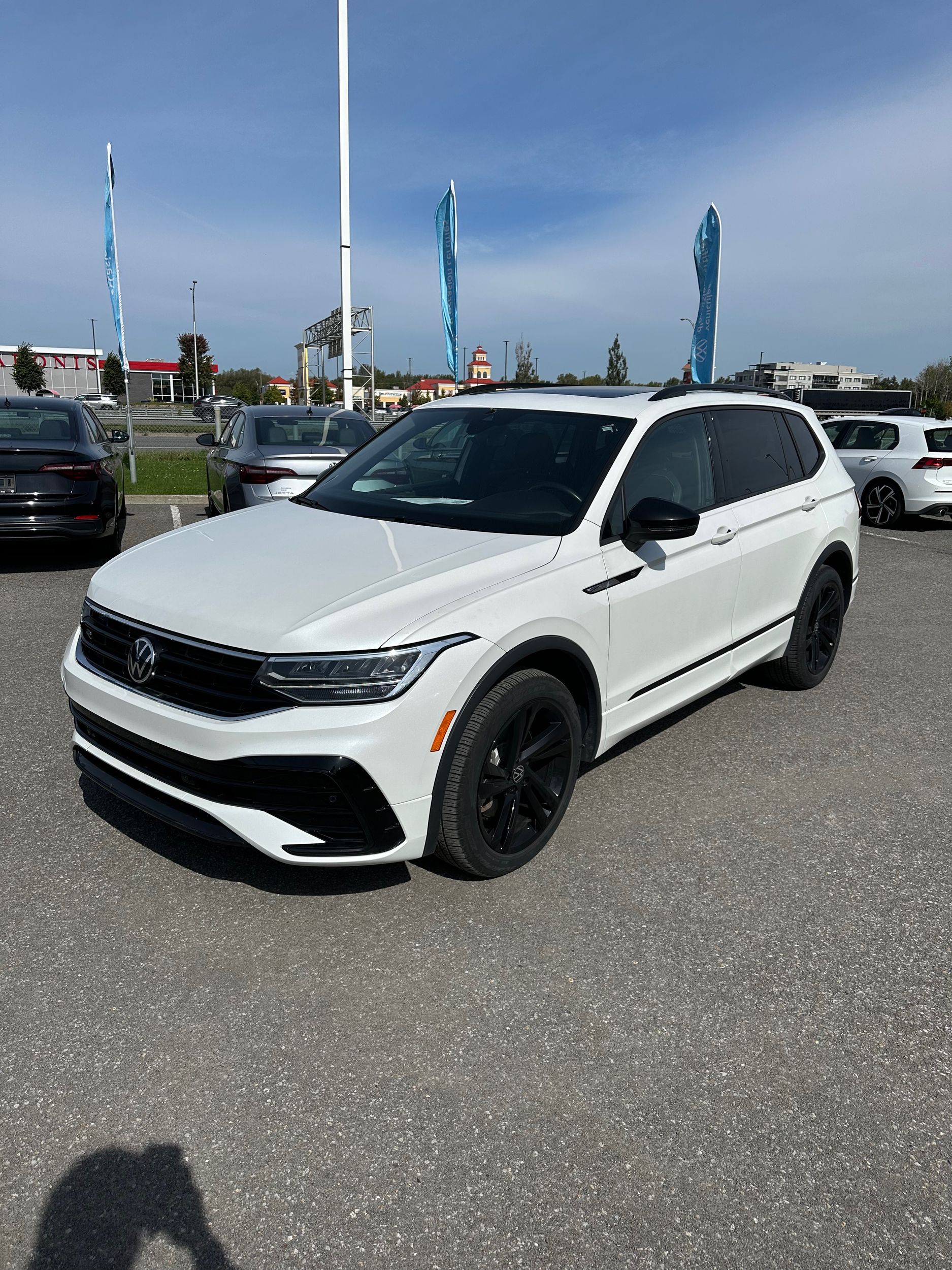Photo 2023 Volkswagen Tiguan Comfortline R-Line Black Edition #3