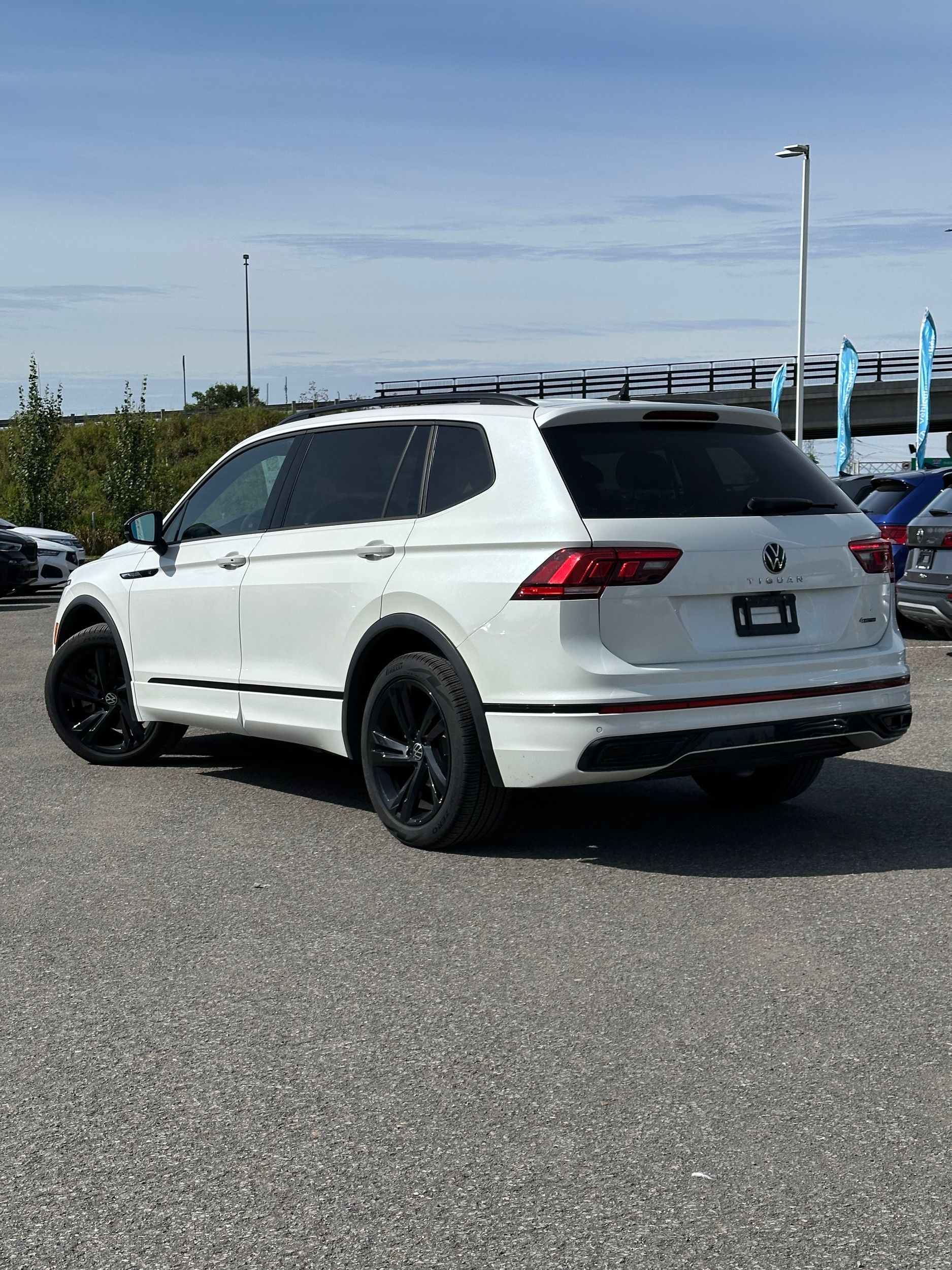 Photo 2023 Volkswagen Tiguan Comfortline R-Line Black Edition #4