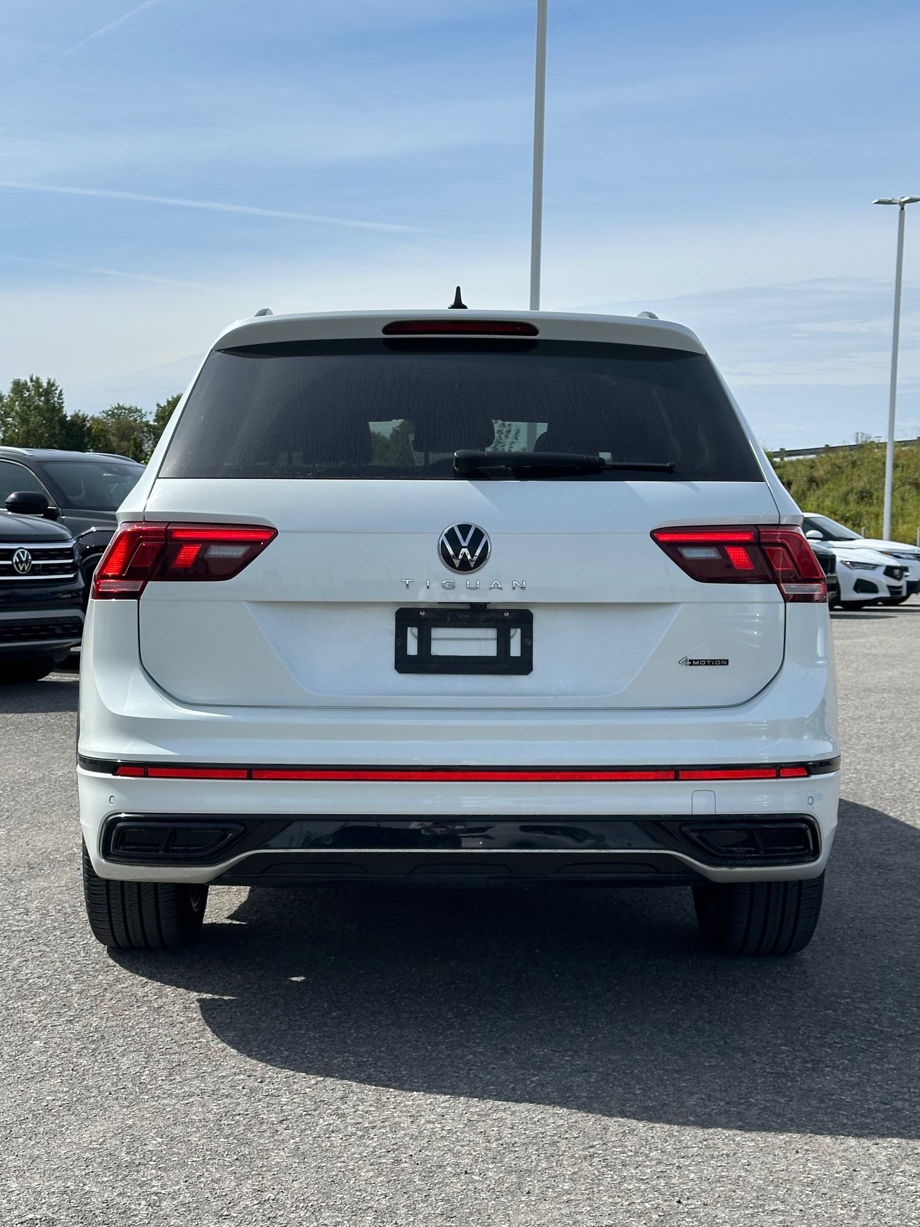 Photo 2023 Volkswagen Tiguan Comfortline R-Line Black Edition #5