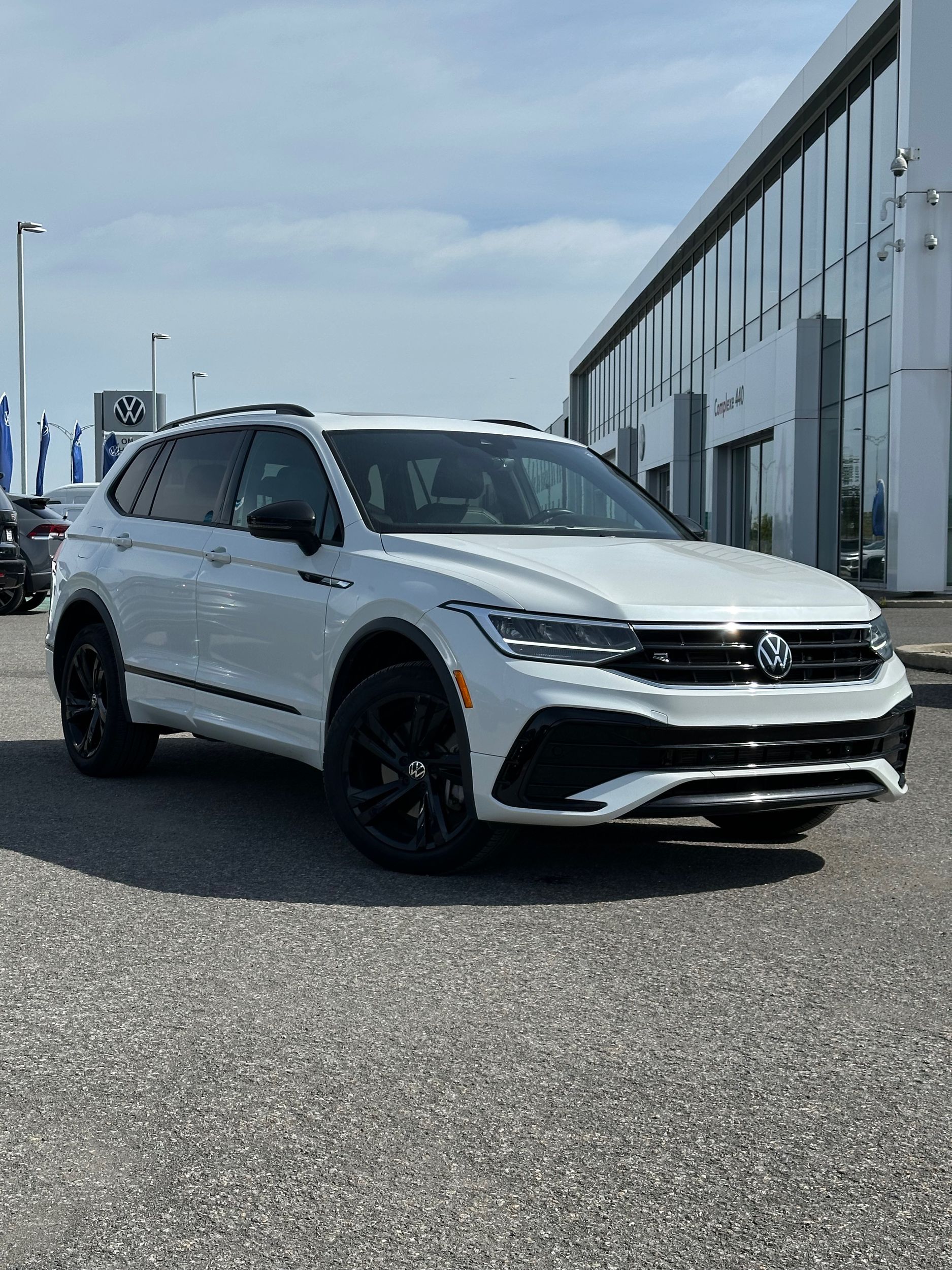 Photo 2023 Volkswagen Tiguan Comfortline R-Line Black Edition #1