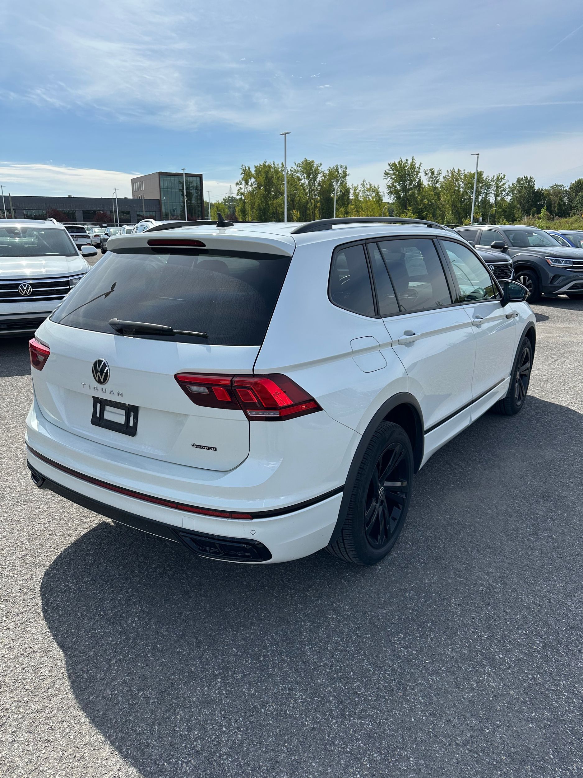 Photo 2023 Volkswagen Tiguan Comfortline R-Line Black Edition #6