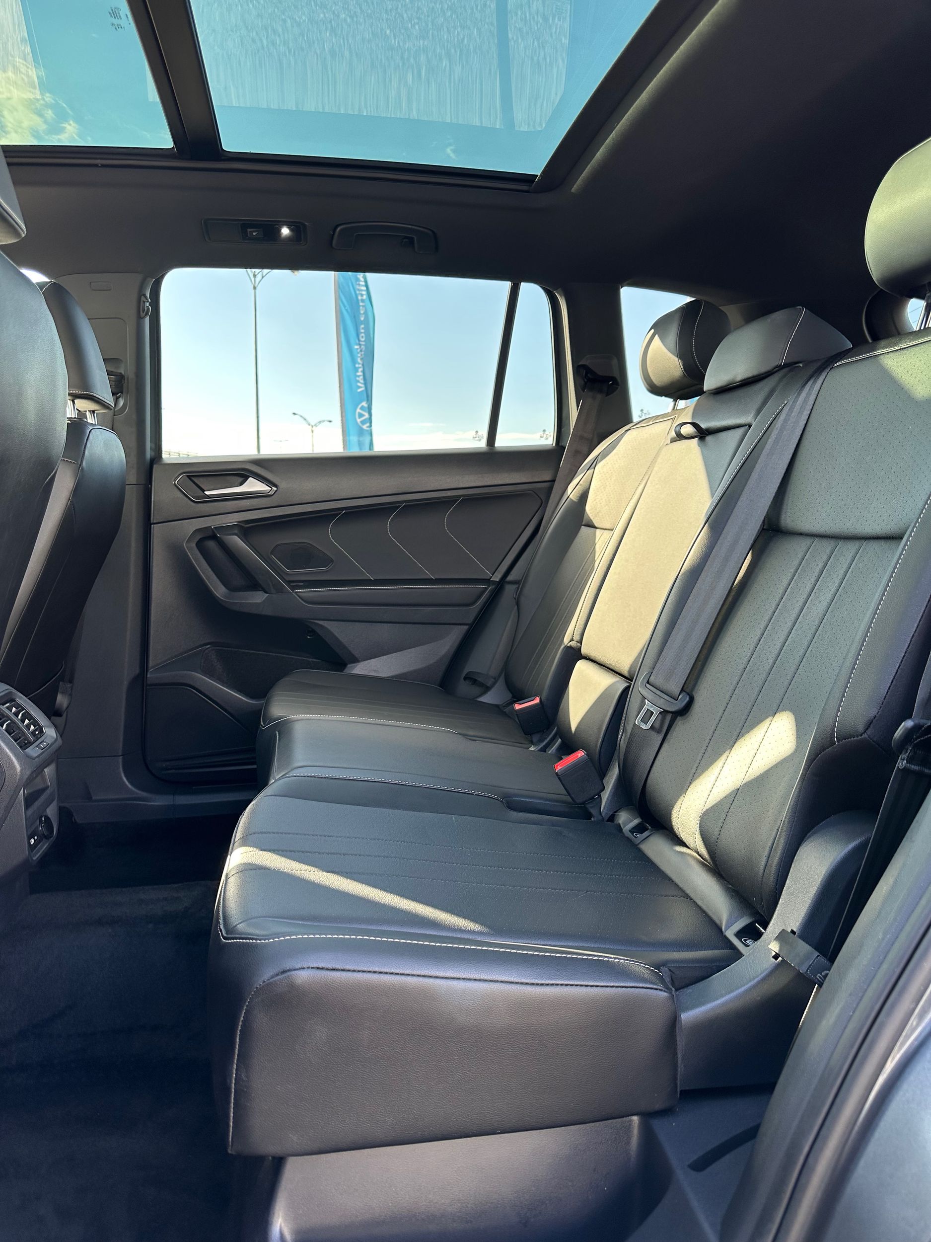 Photo 2024 Volkswagen Tiguan Comfortline R-Line Black Edition #8