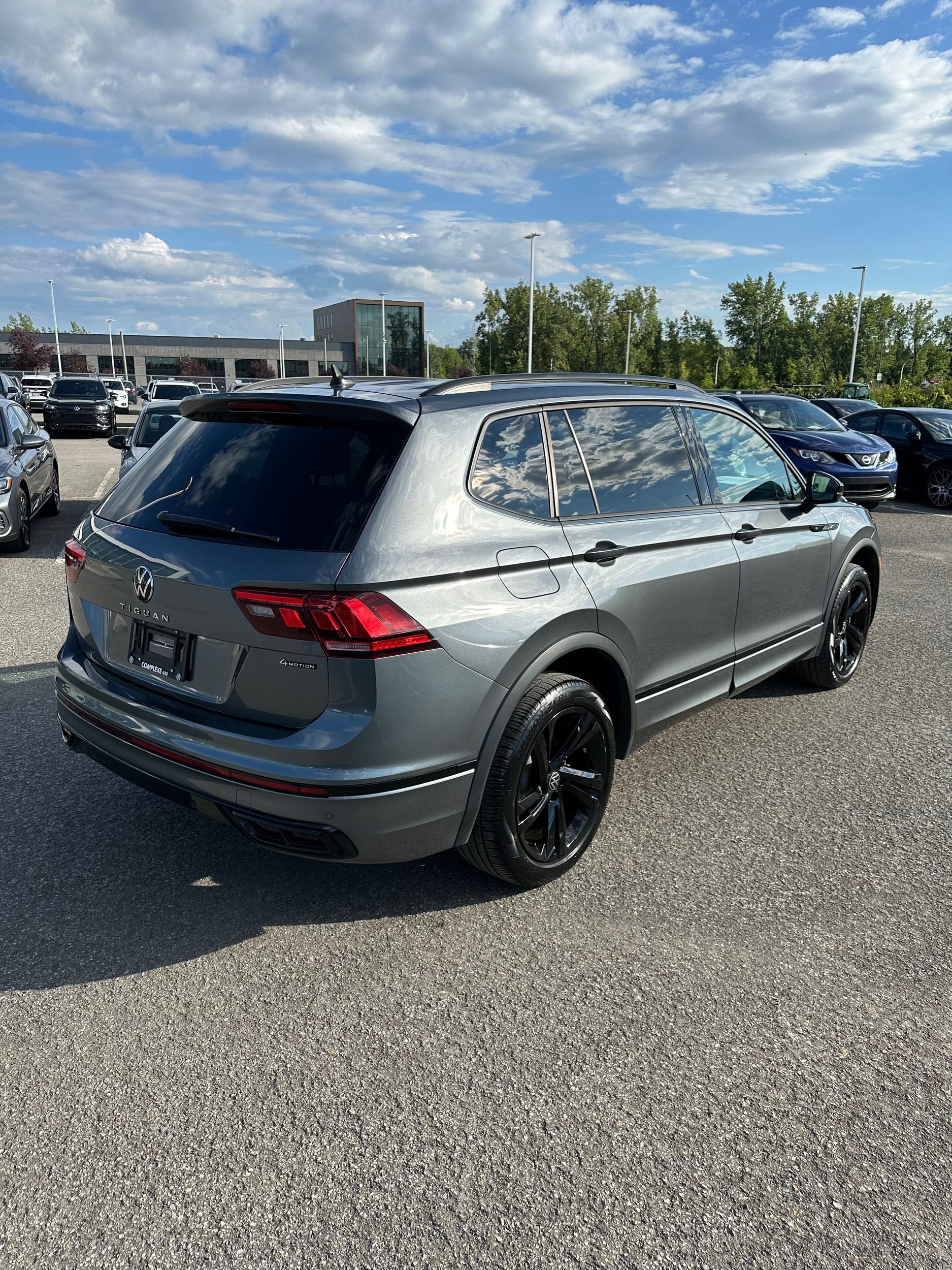 Photo 2024 Volkswagen Tiguan Comfortline R-Line Black Edition #6