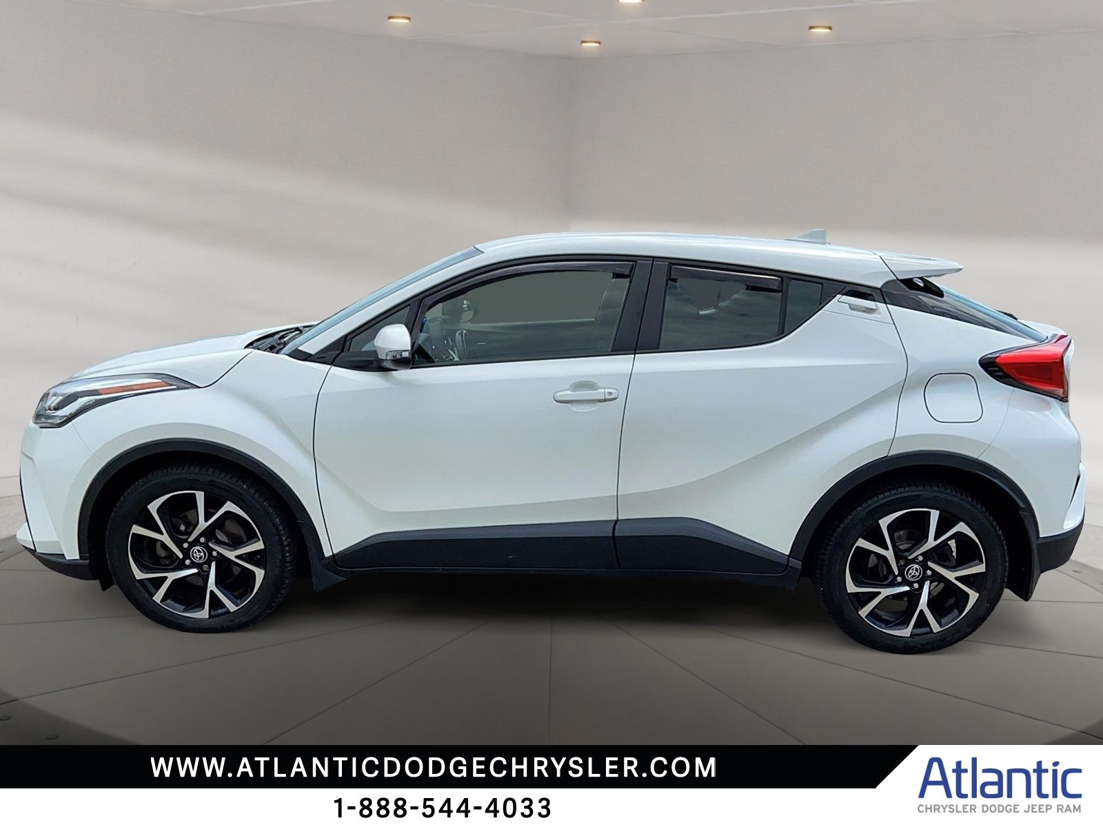 Photo 2021 Toyota C-HR XLE Premium #4