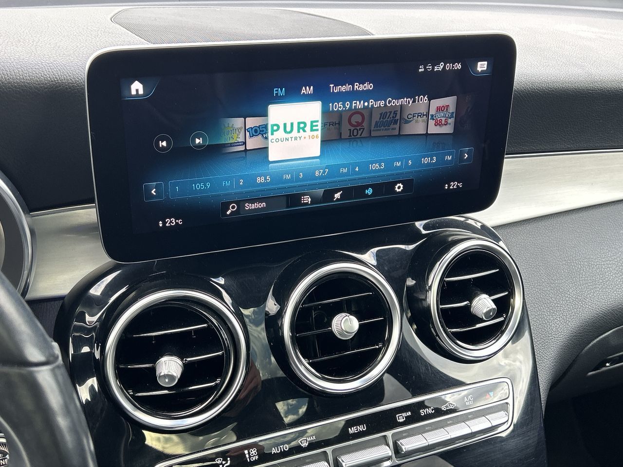 2022 Mercedes-Benz GLC300 in Barrie, Ontario