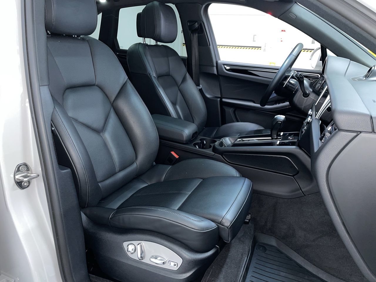 2023 Porsche Macan in Vancouver, British Columbia
