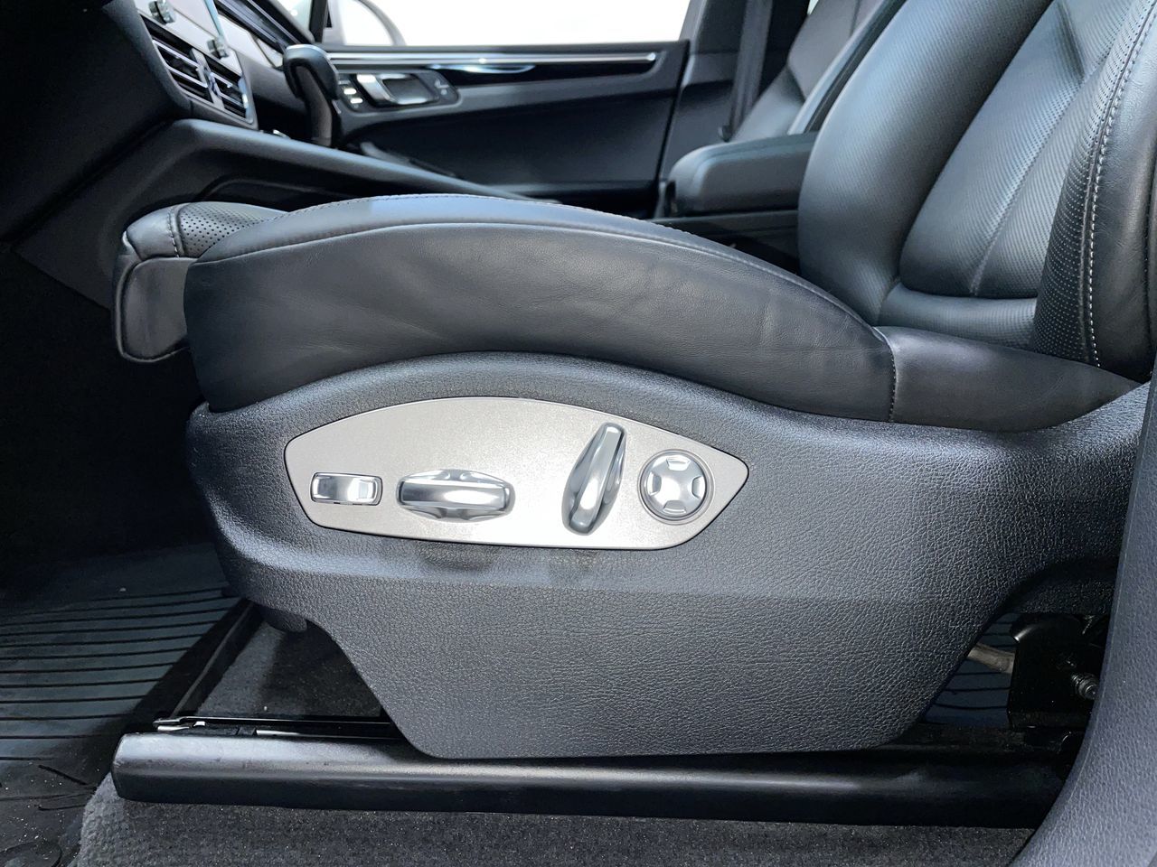 2023 Porsche Macan in Vancouver, British Columbia