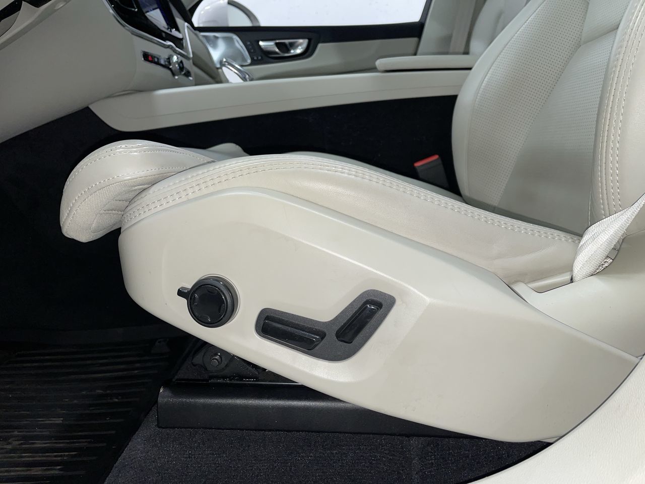 2022 Volvo XC60 in Vancouver, British Columbia