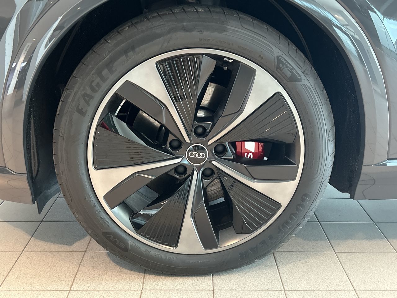 Audi SQ6 e-tron  2025 à Toronto, Ontario