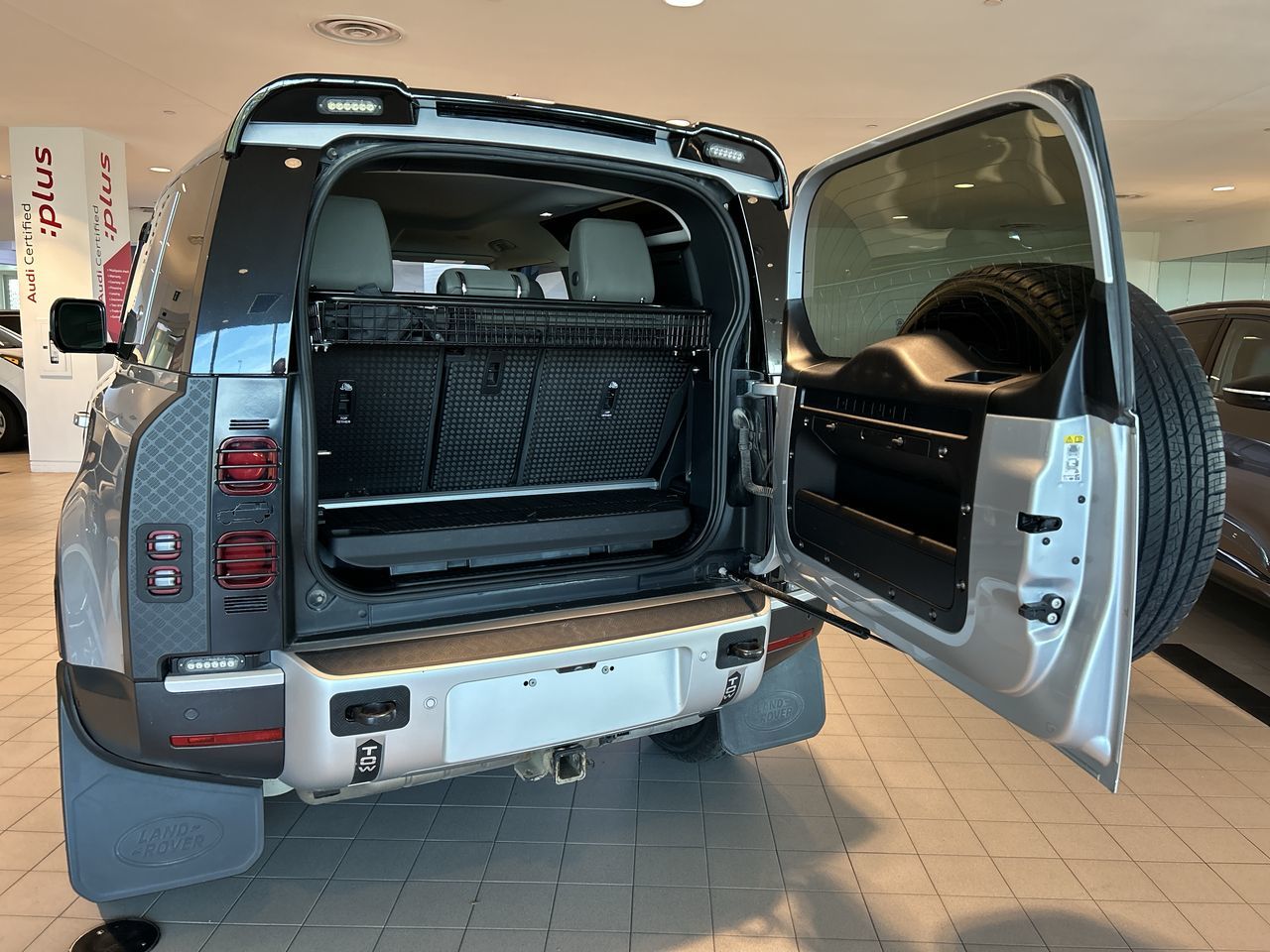 Land Rover Defender  2023 à Toronto, Ontario