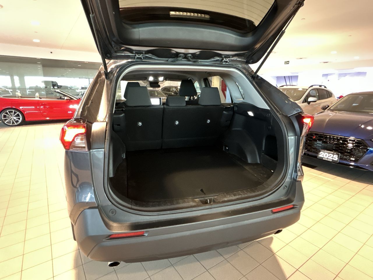 Toyota RAV4  2023 à Toronto, Ontario