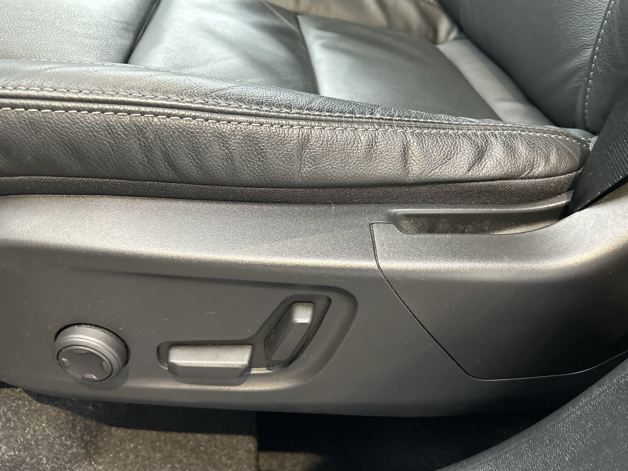 2023 Volvo XC40 in Toronto, Ontario