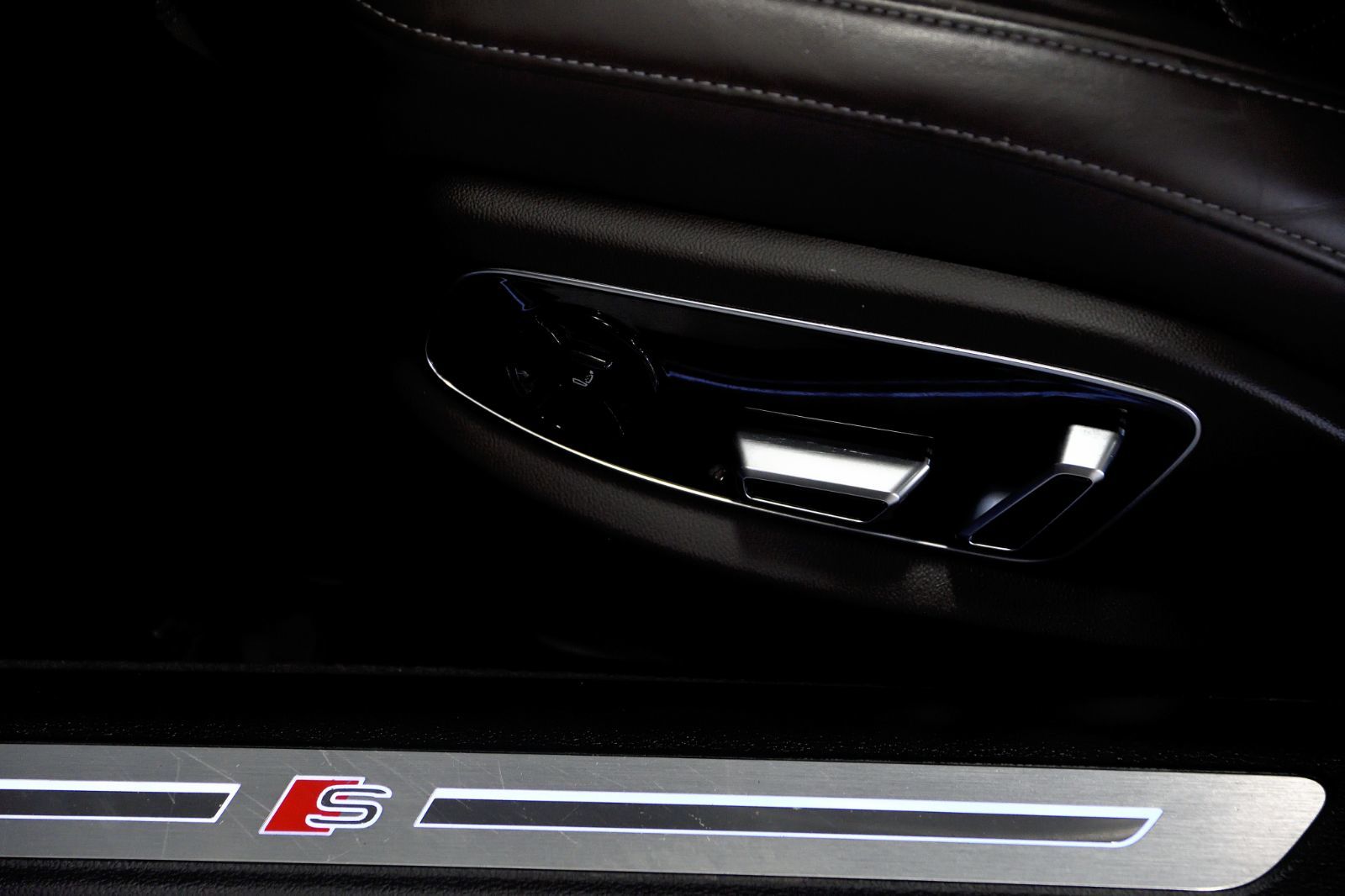 2021 Audi S8 in St-Bruno, Quebec