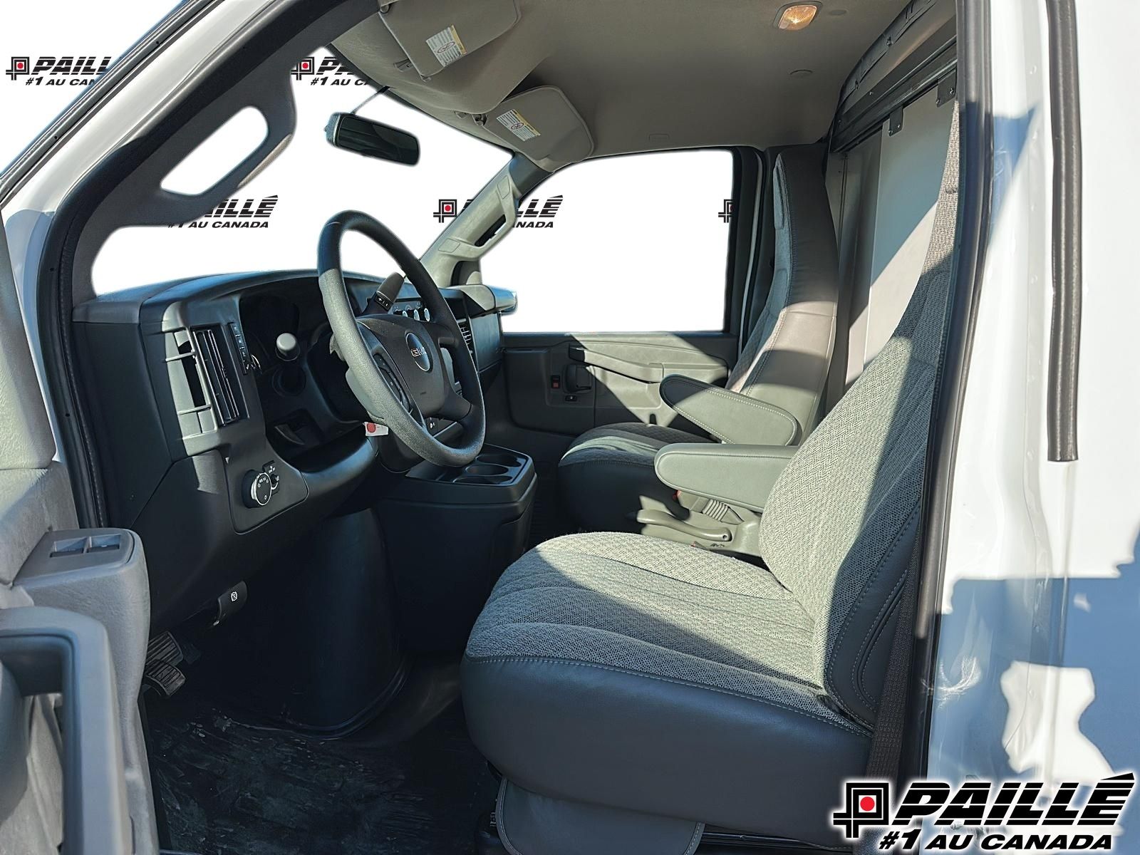 GMC Savana Cutaway 3500  2025 à Berthierville, Québec