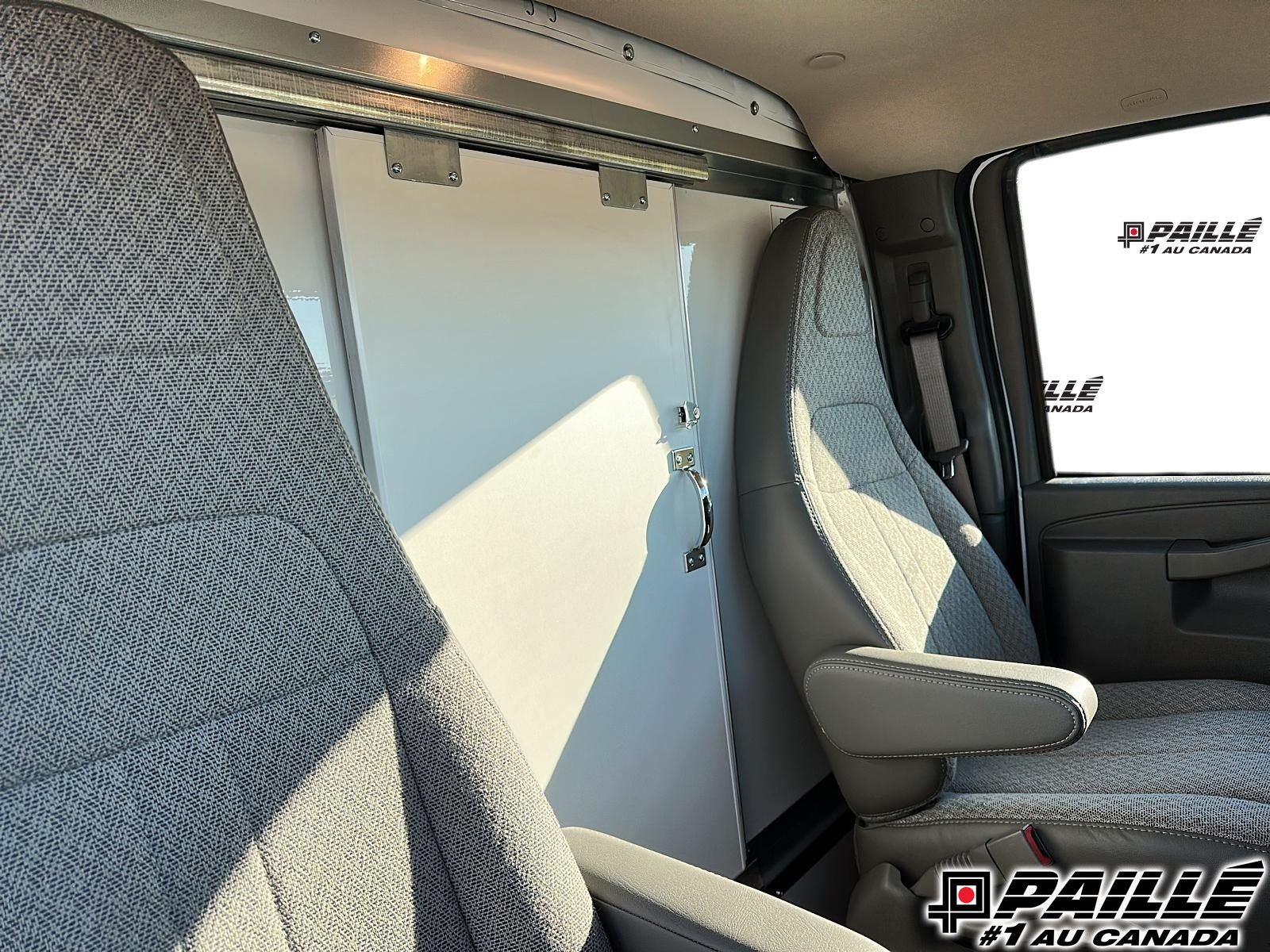 GMC Savana Cutaway 3500  2025 à Berthierville, Québec