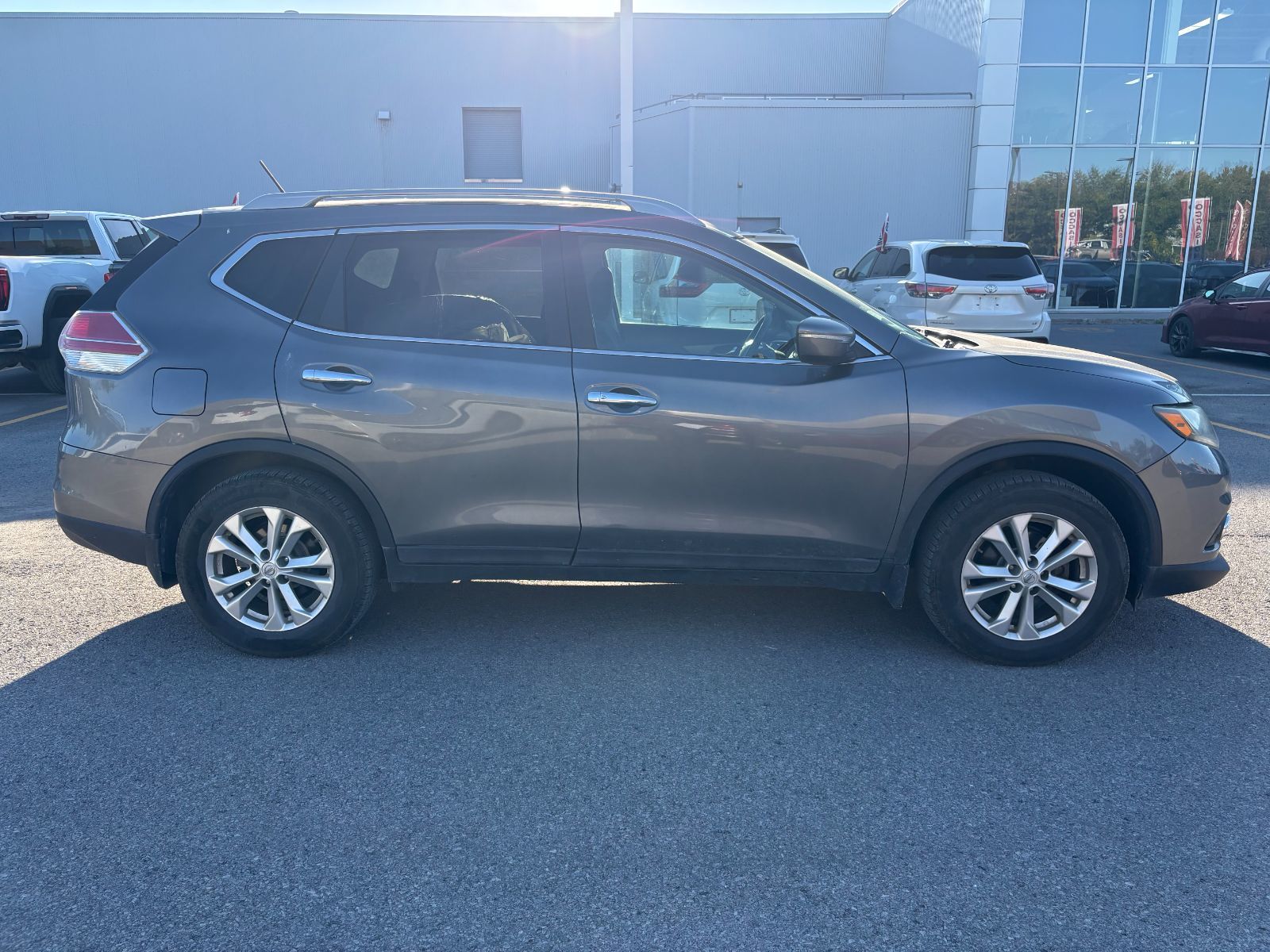 Photo 2015 Nissan Rogue SV - AWD - PANORAMIC SUNROOF - BACK-UP CAMERA #4