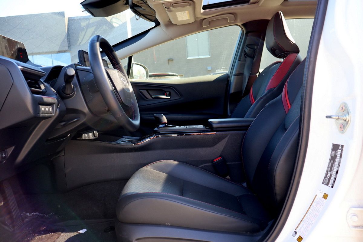 Photo 2025 Toyota Prius Plug-In Hybrid PLUG-IN HYBRID - XSE - DUAL SUNROOF - LEATHER #7