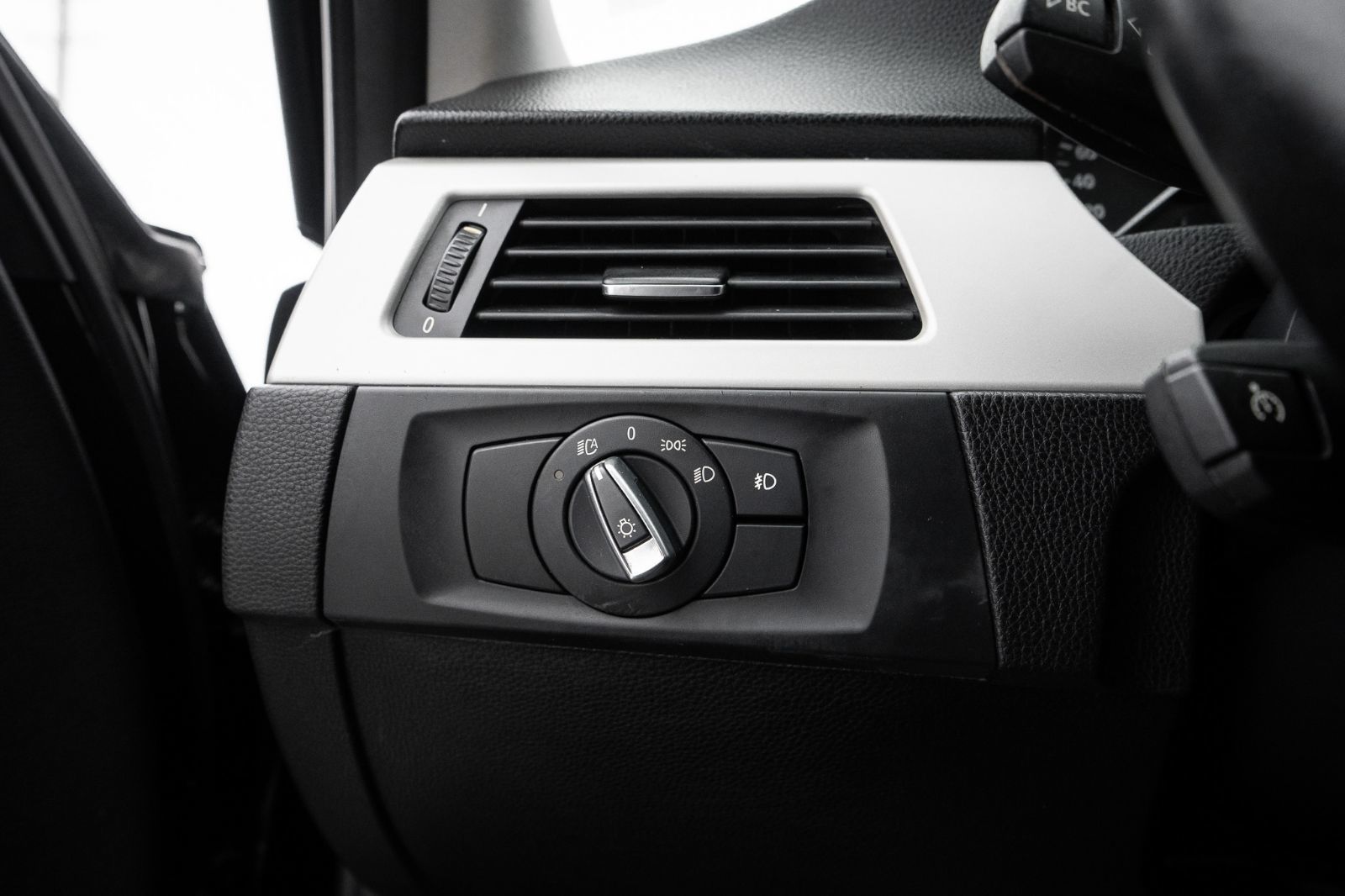 2011 BMW 3 Series 323i-25