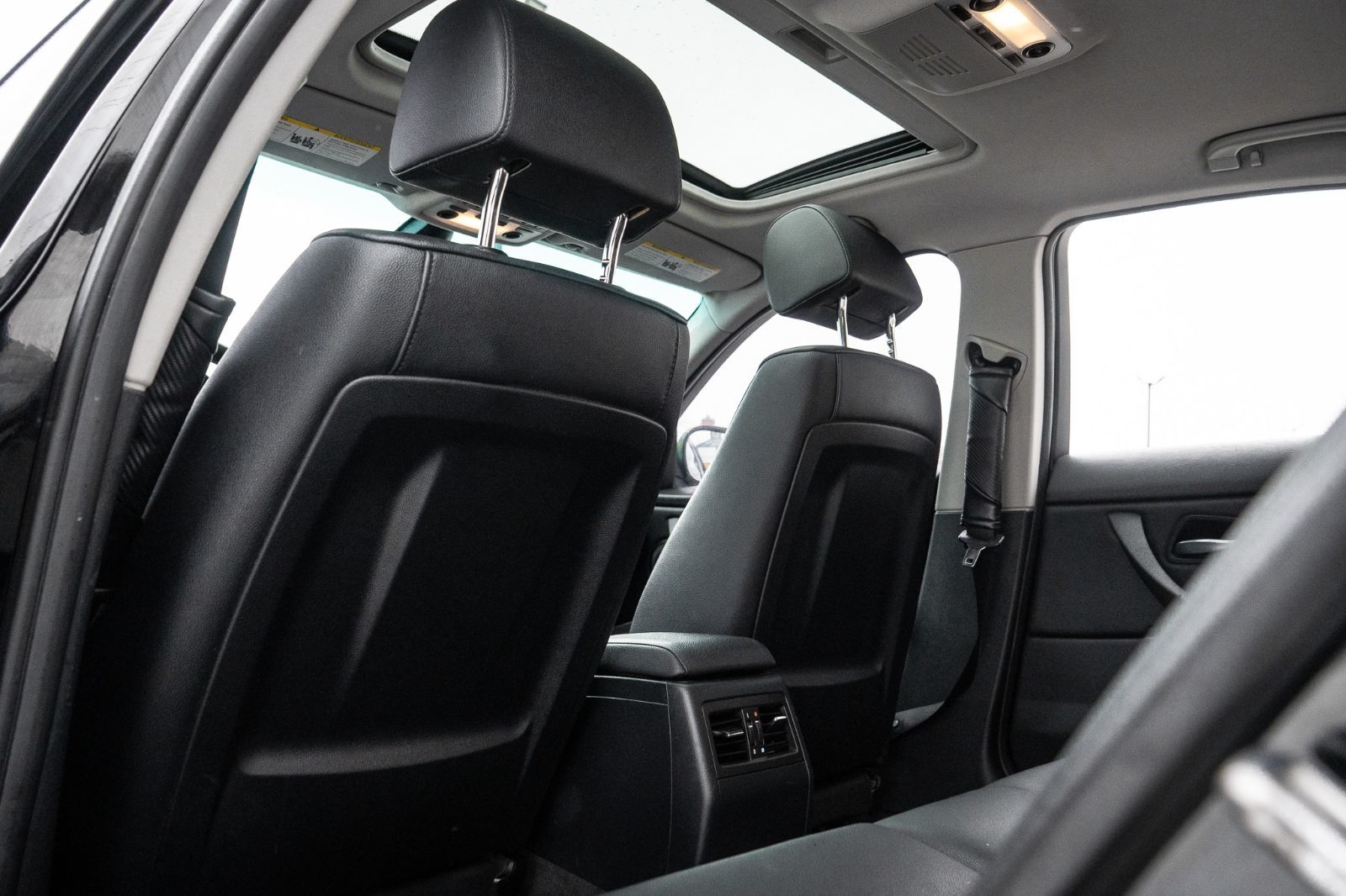 2011 BMW 3 Series 323i-28