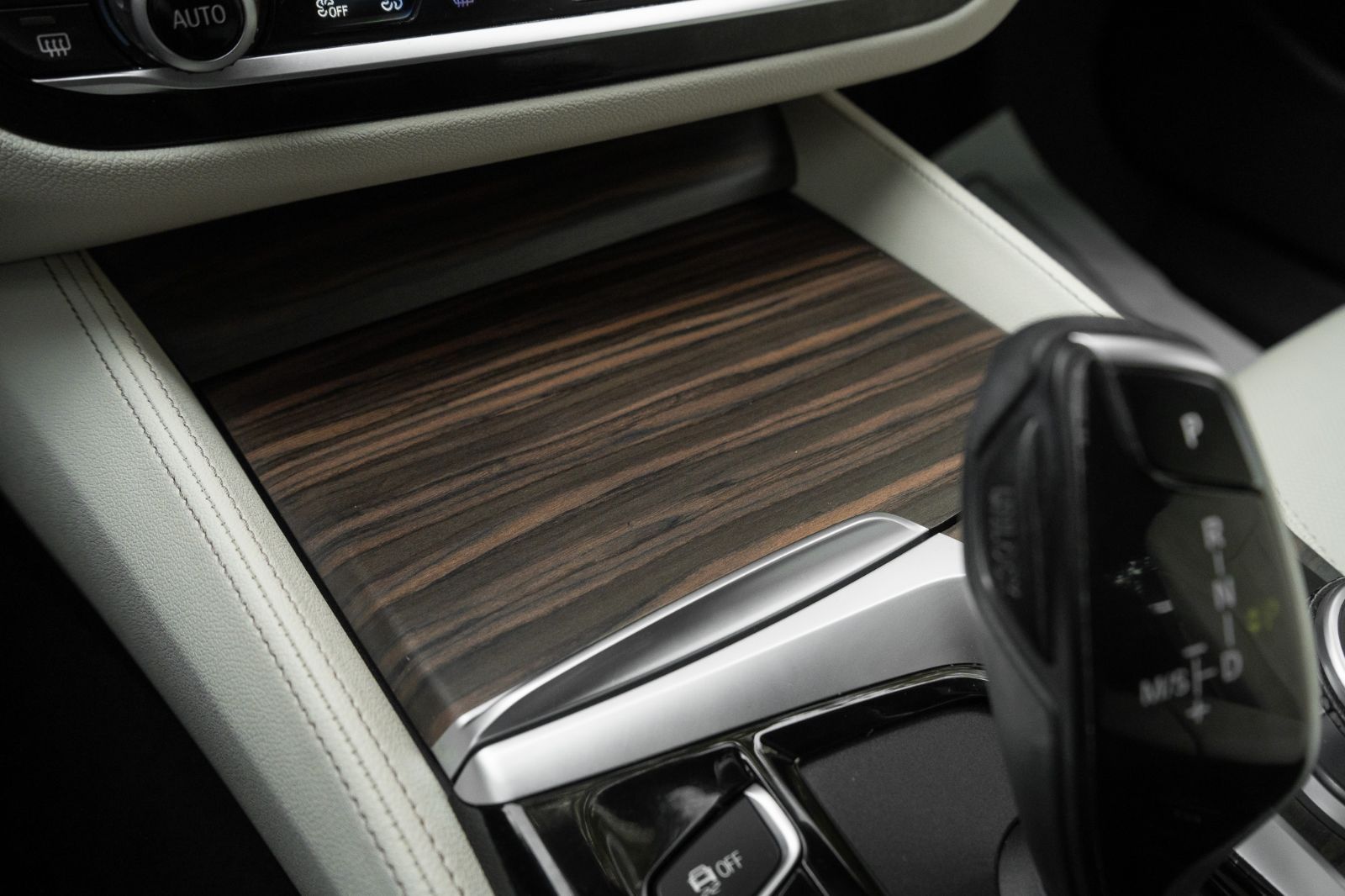 2020 BMW 5 Series 530i xDrive-17