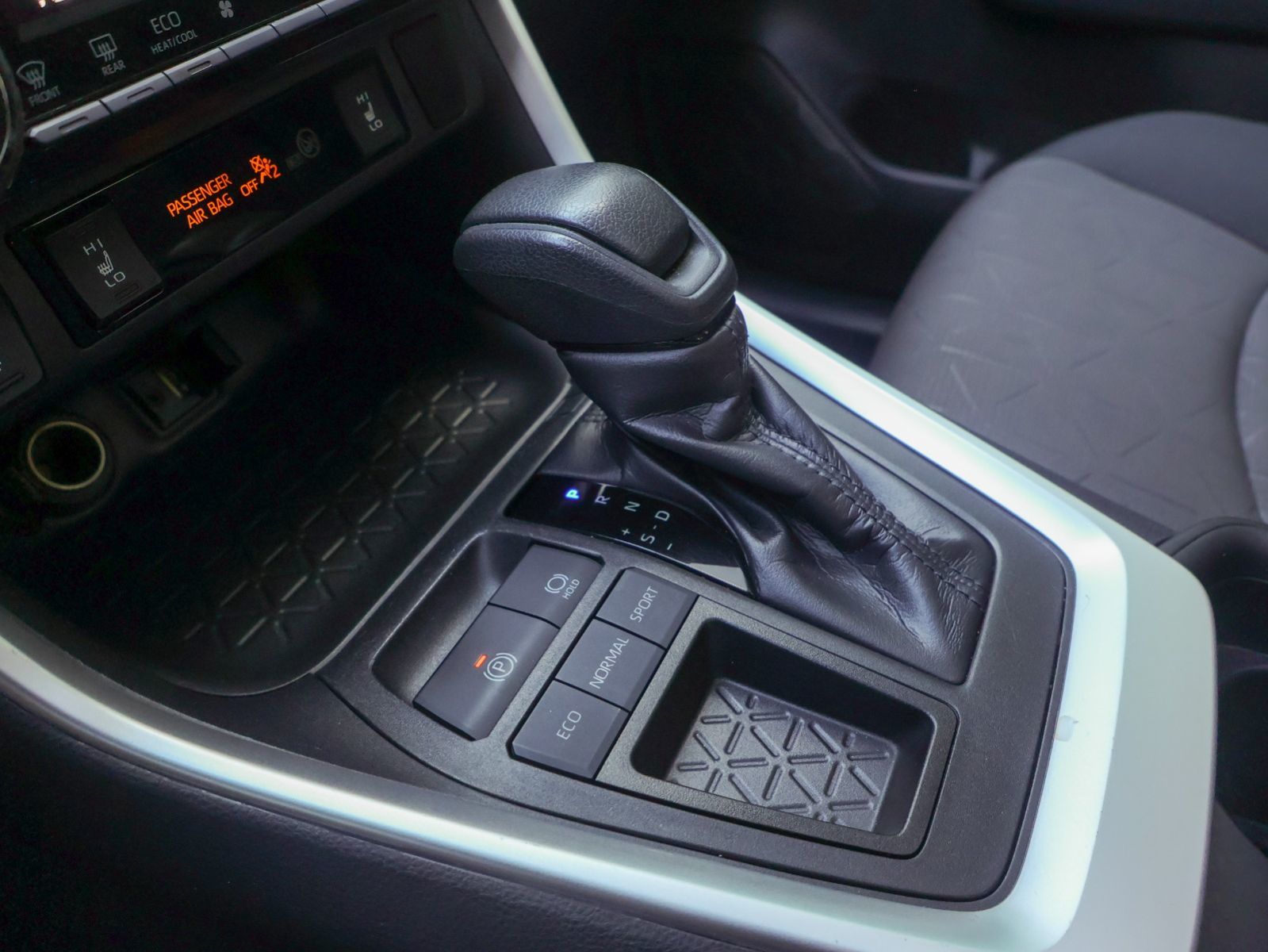 2019 Toyota RAV4 XLE-13