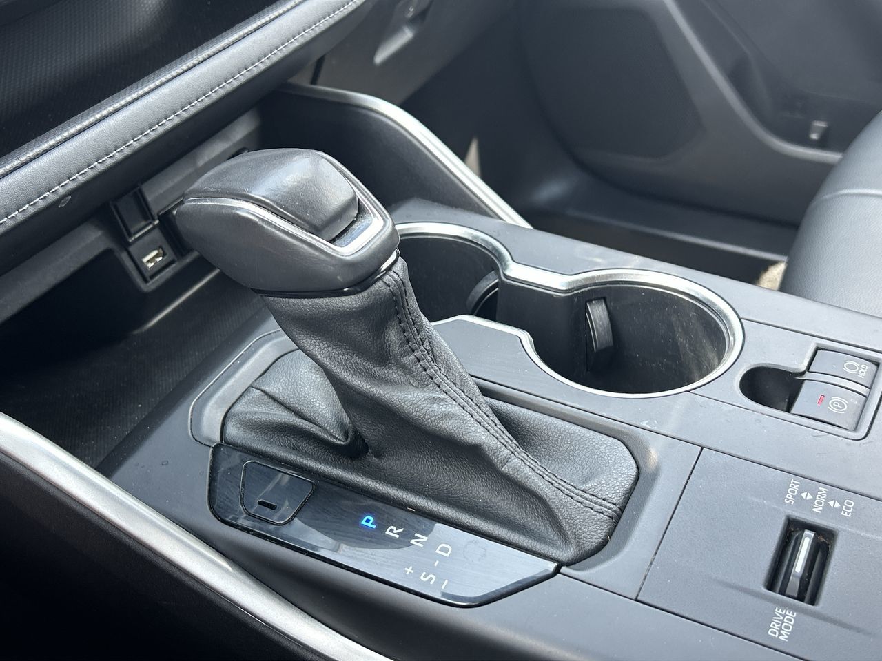 2021 Toyota Highlander hybrid in Barrie, Ontario