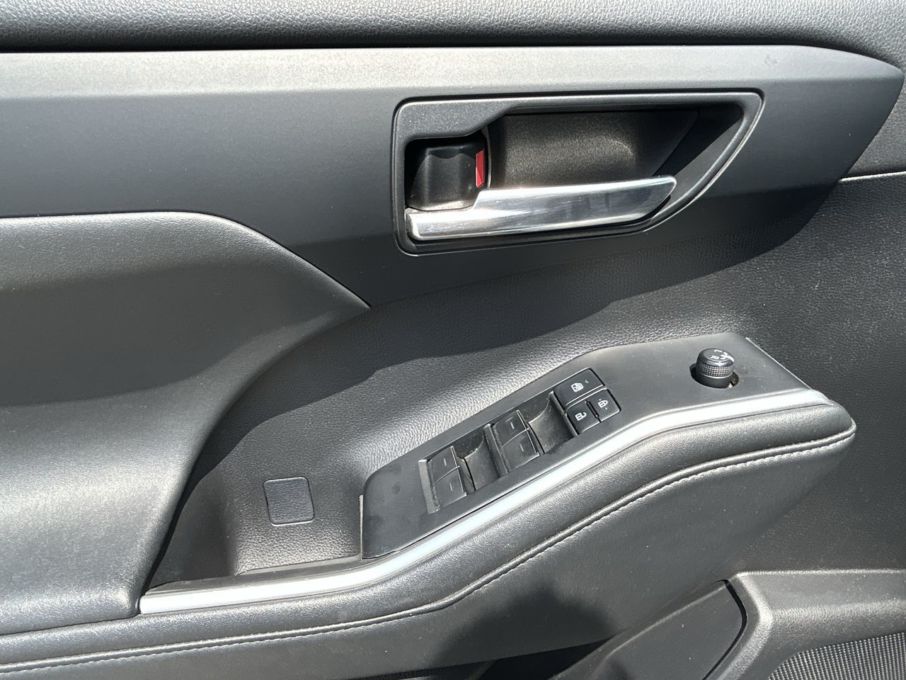 2021 Toyota Highlander hybrid in Barrie, Ontario