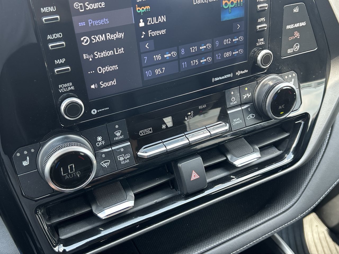 2021 Toyota Highlander hybrid in Barrie, Ontario