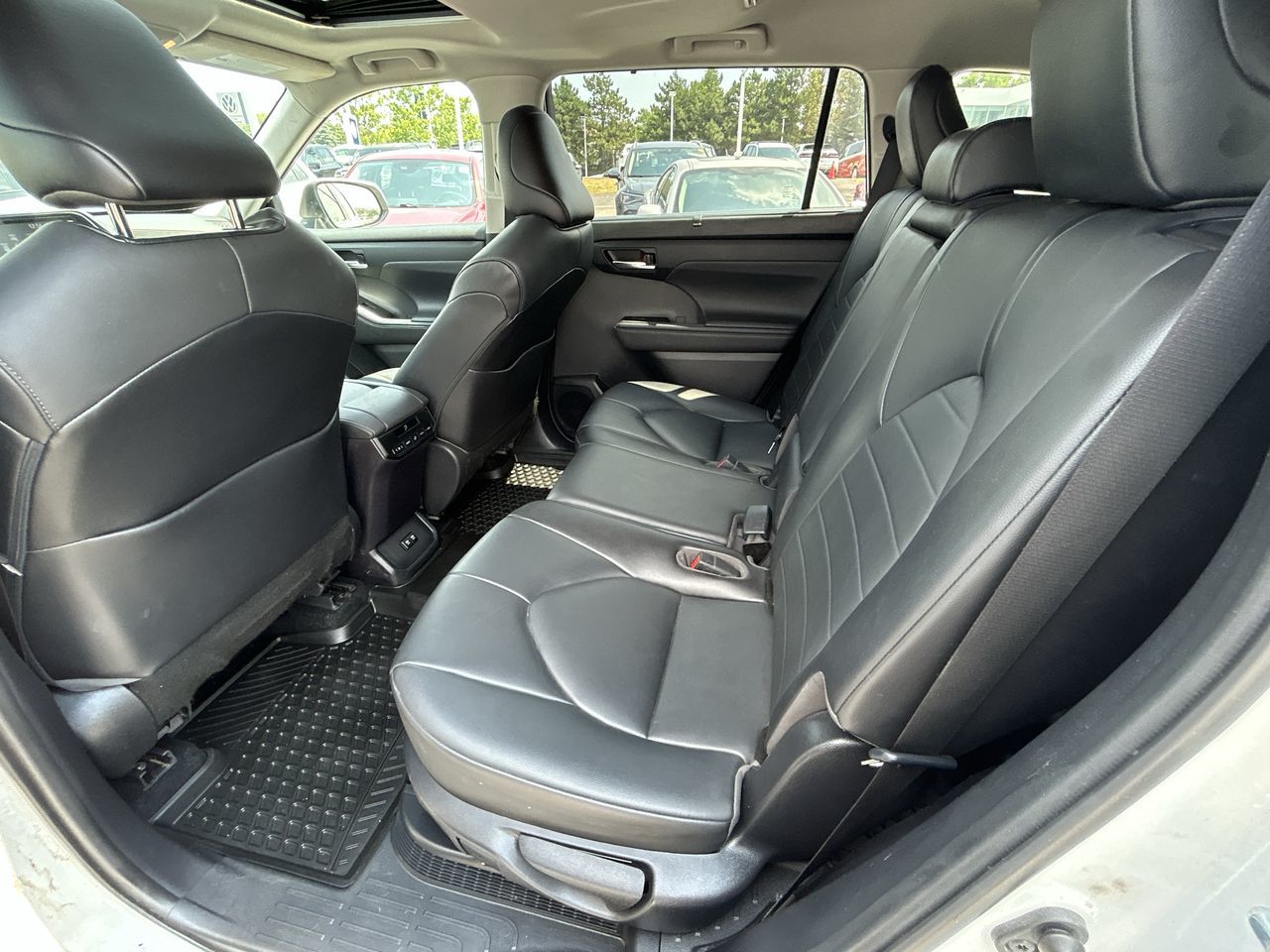 2021 Toyota Highlander hybrid in Barrie, Ontario