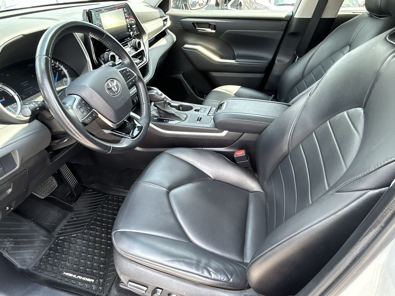 2021 Toyota Highlander hybrid in Barrie, Ontario