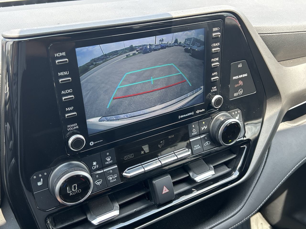 2021 Toyota Highlander hybrid in Barrie, Ontario