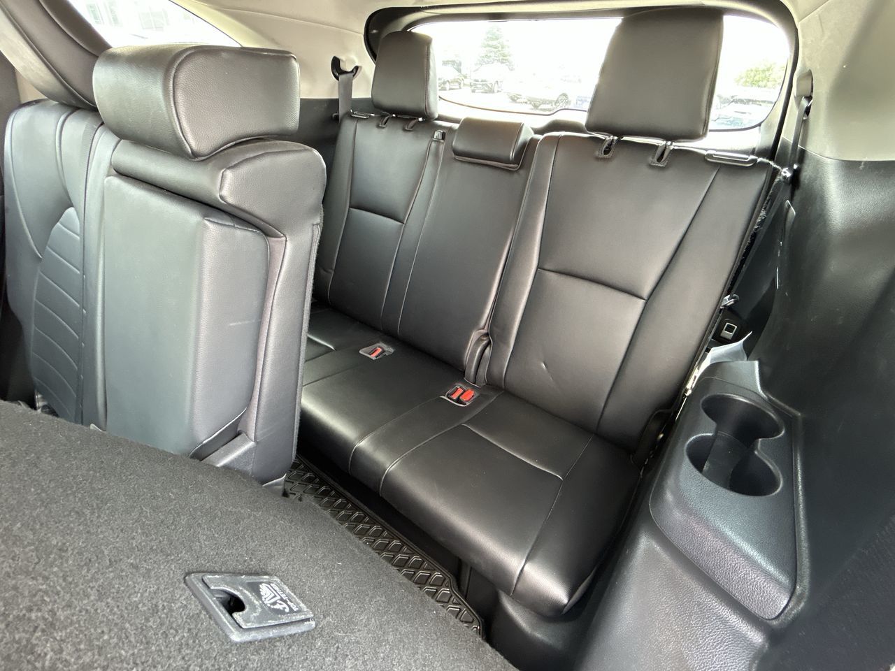 2021 Toyota Highlander hybrid in Barrie, Ontario